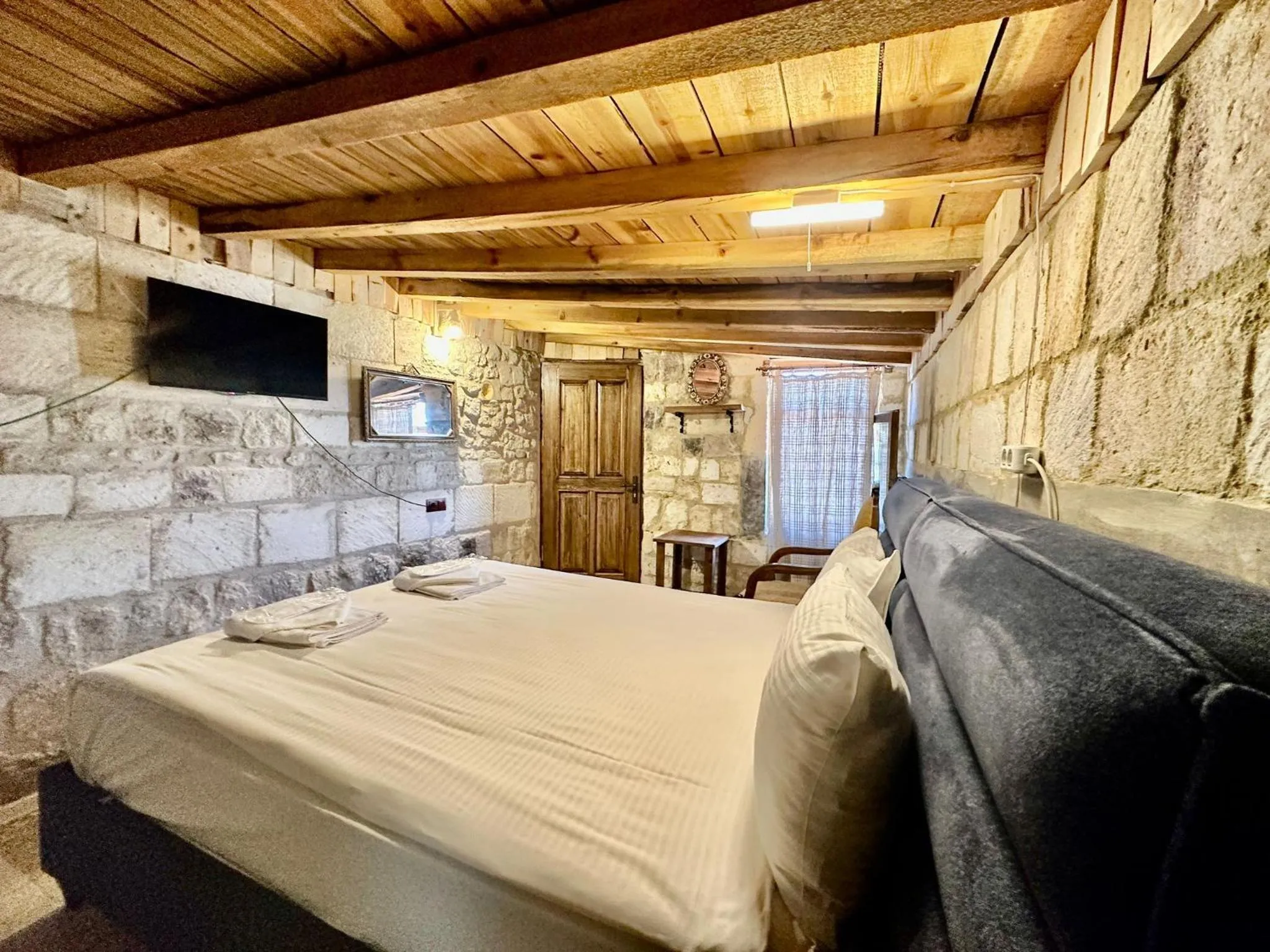 Photo of the whole room, Bed in Cappadocia Balloon Boutique