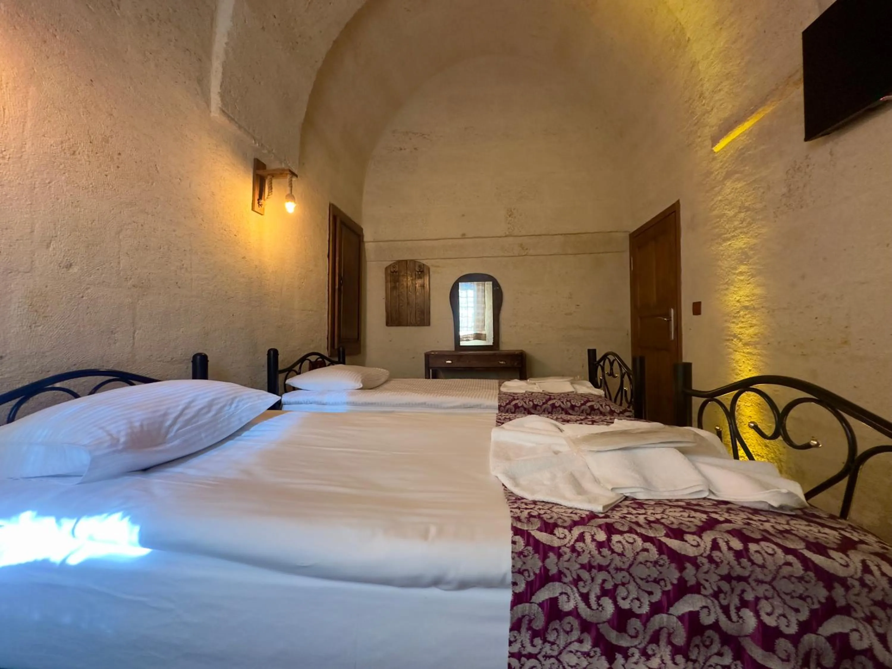 Photo of the whole room, Bed in Cappadocia Balloon House