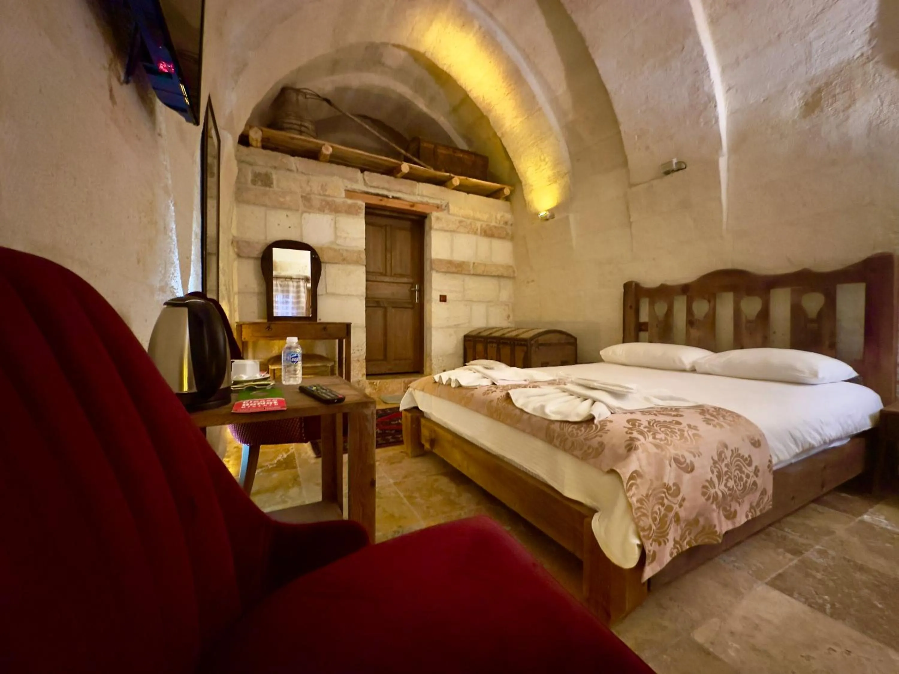 Photo of the whole room, Bed in Cappadocia Balloon House