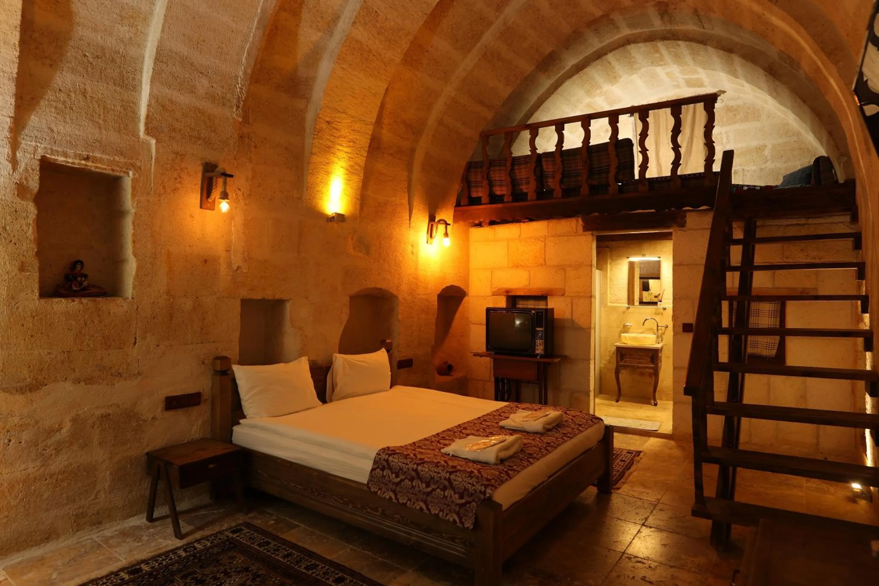 Photo of the whole room, Bed in Cappadocia Balloon Boutique