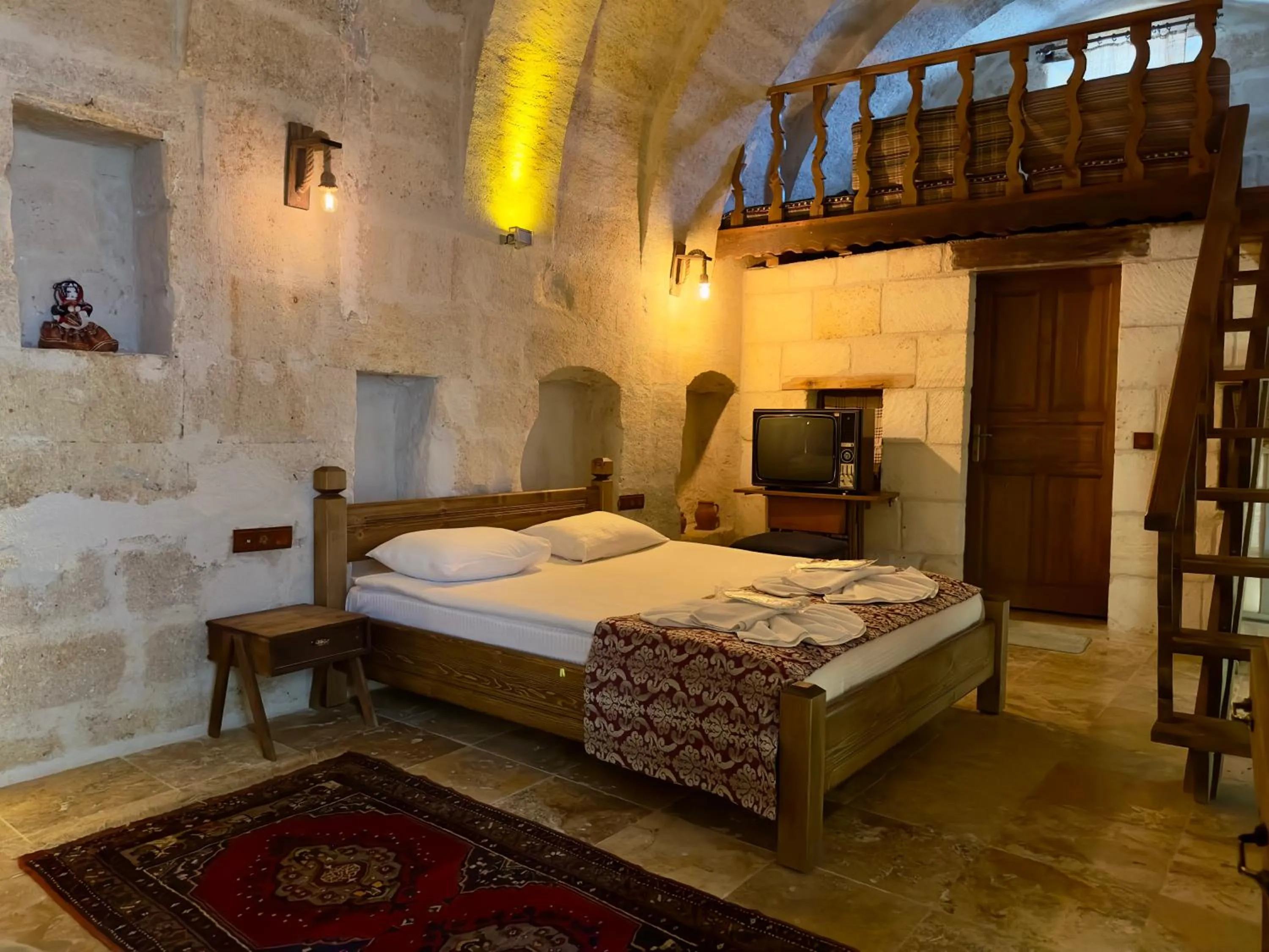 Photo of the whole room, Bed in Cappadocia Balloon Boutique