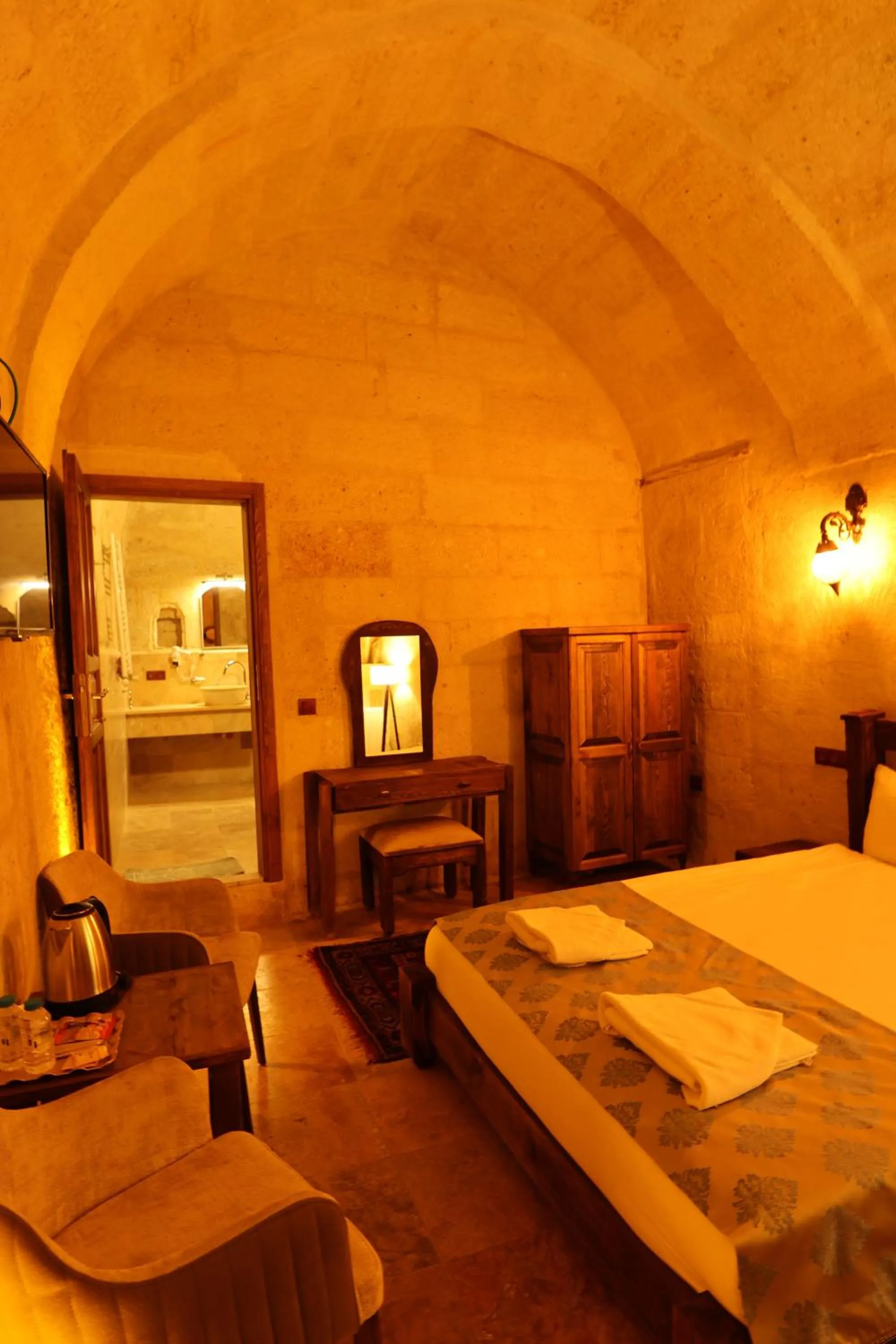 Photo of the whole room, Bed in Cappadocia Balloon House
