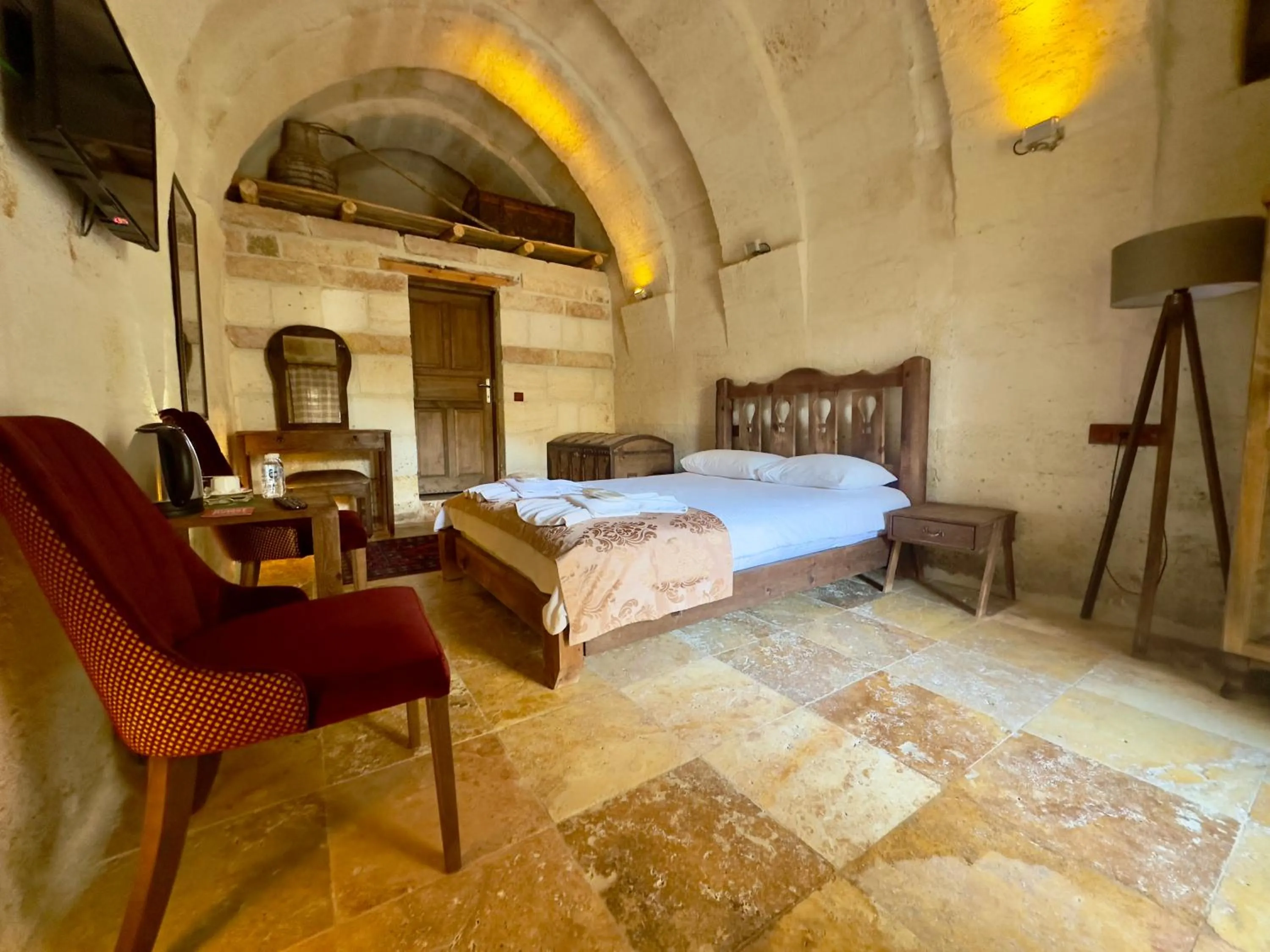 Photo of the whole room, Bed in Cappadocia Balloon House