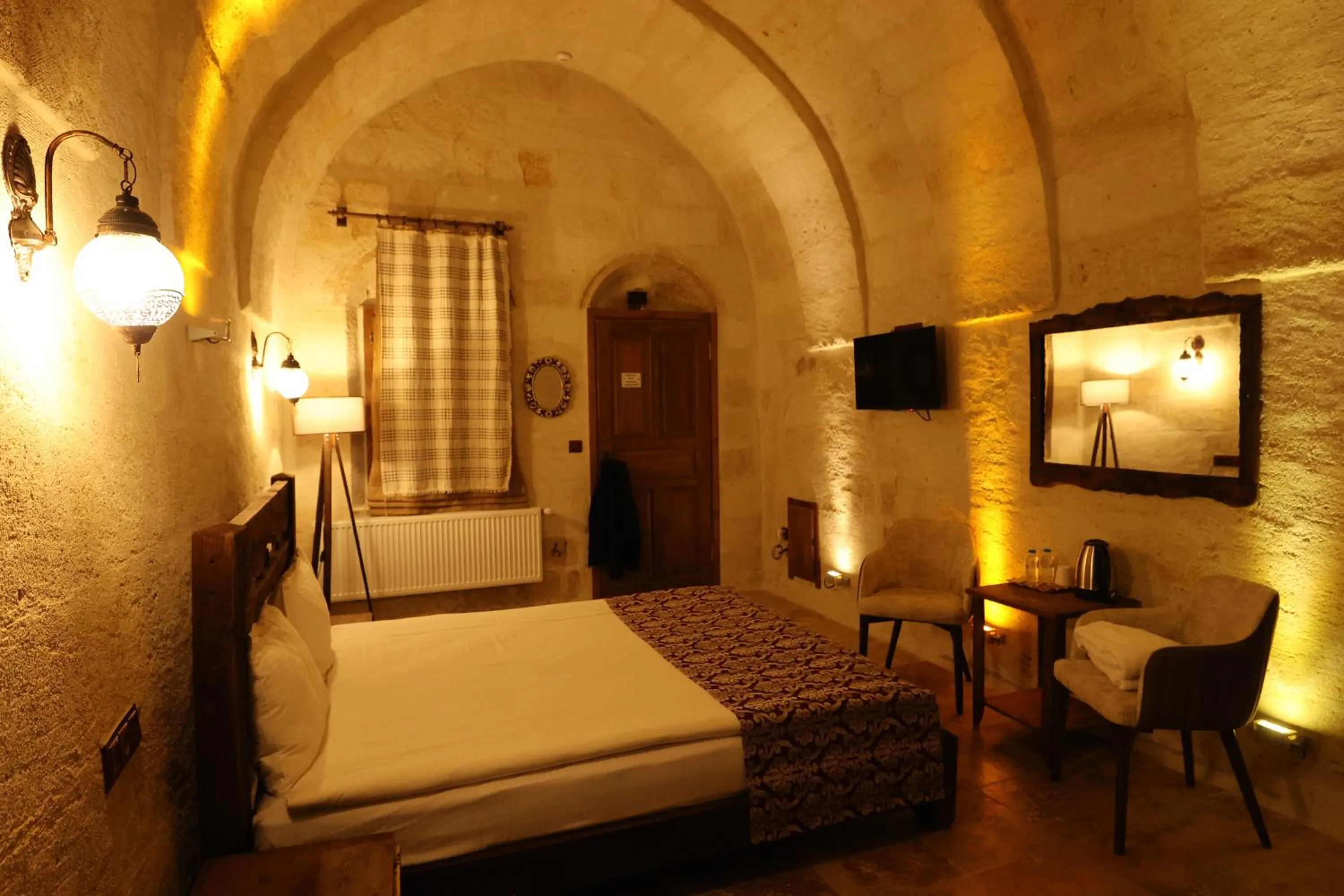 Photo of the whole room, Bed in Cappadocia Balloon House