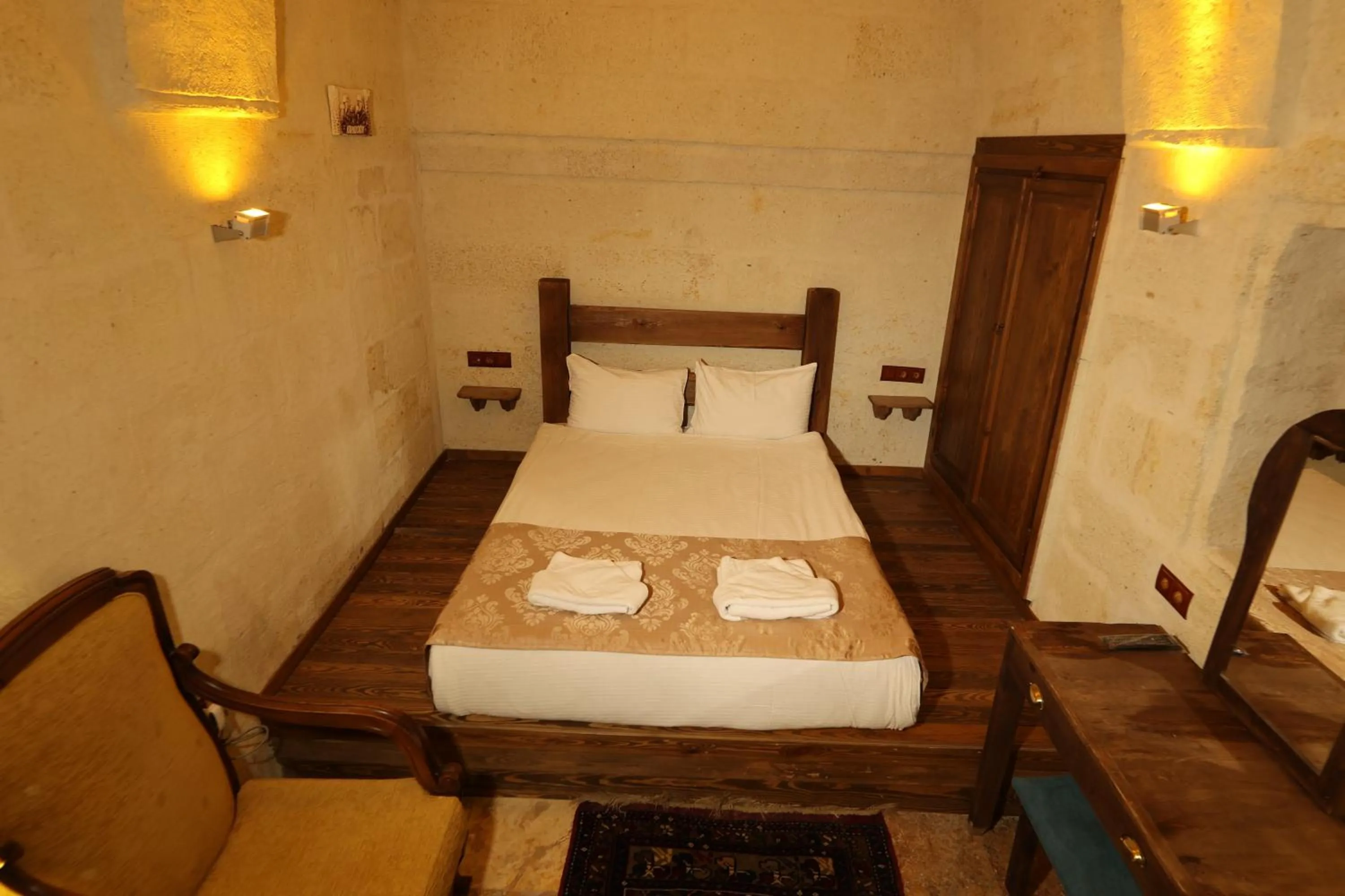Photo of the whole room, Bed in Cappadocia Balloon House