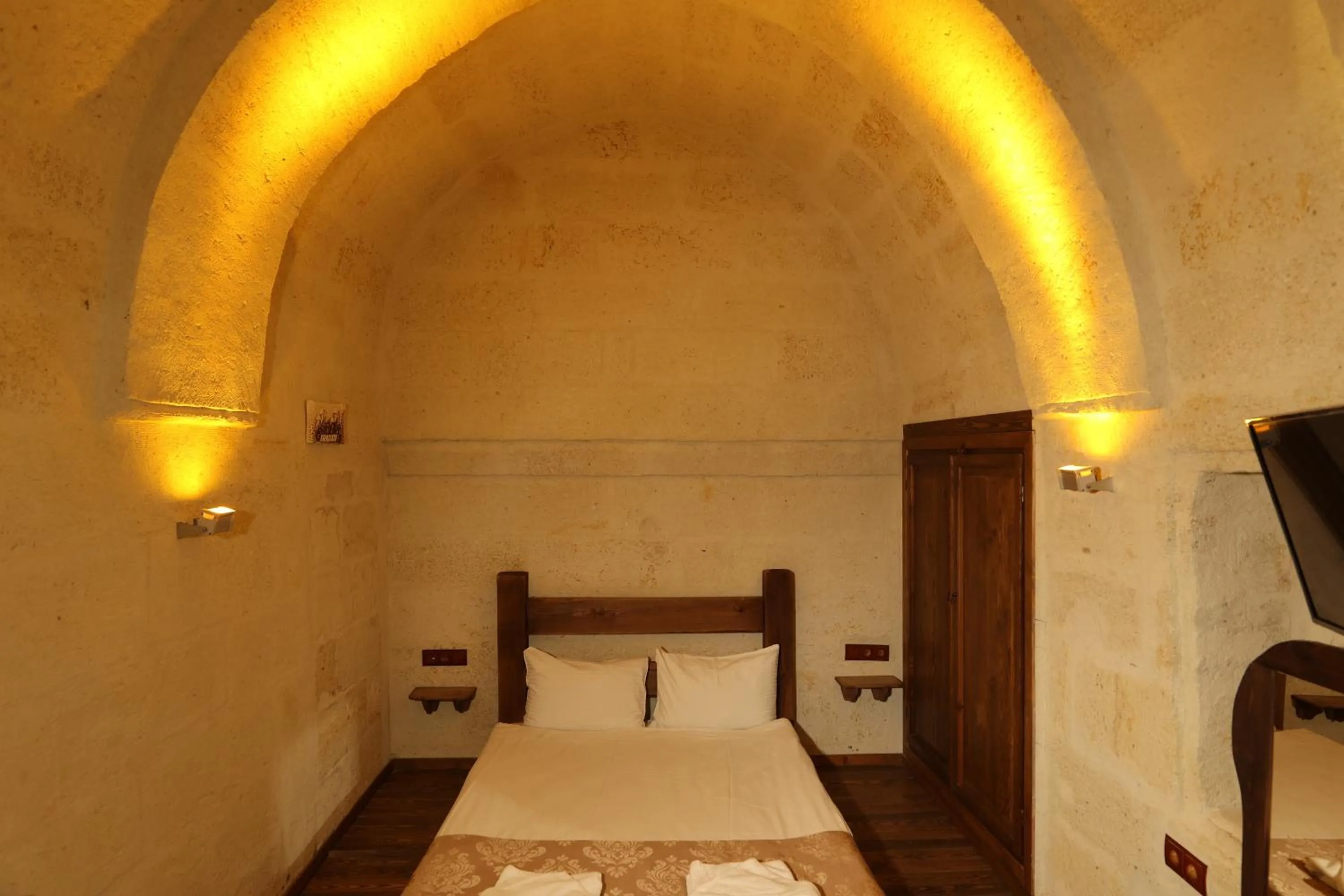 Photo of the whole room, Bed in Cappadocia Balloon House