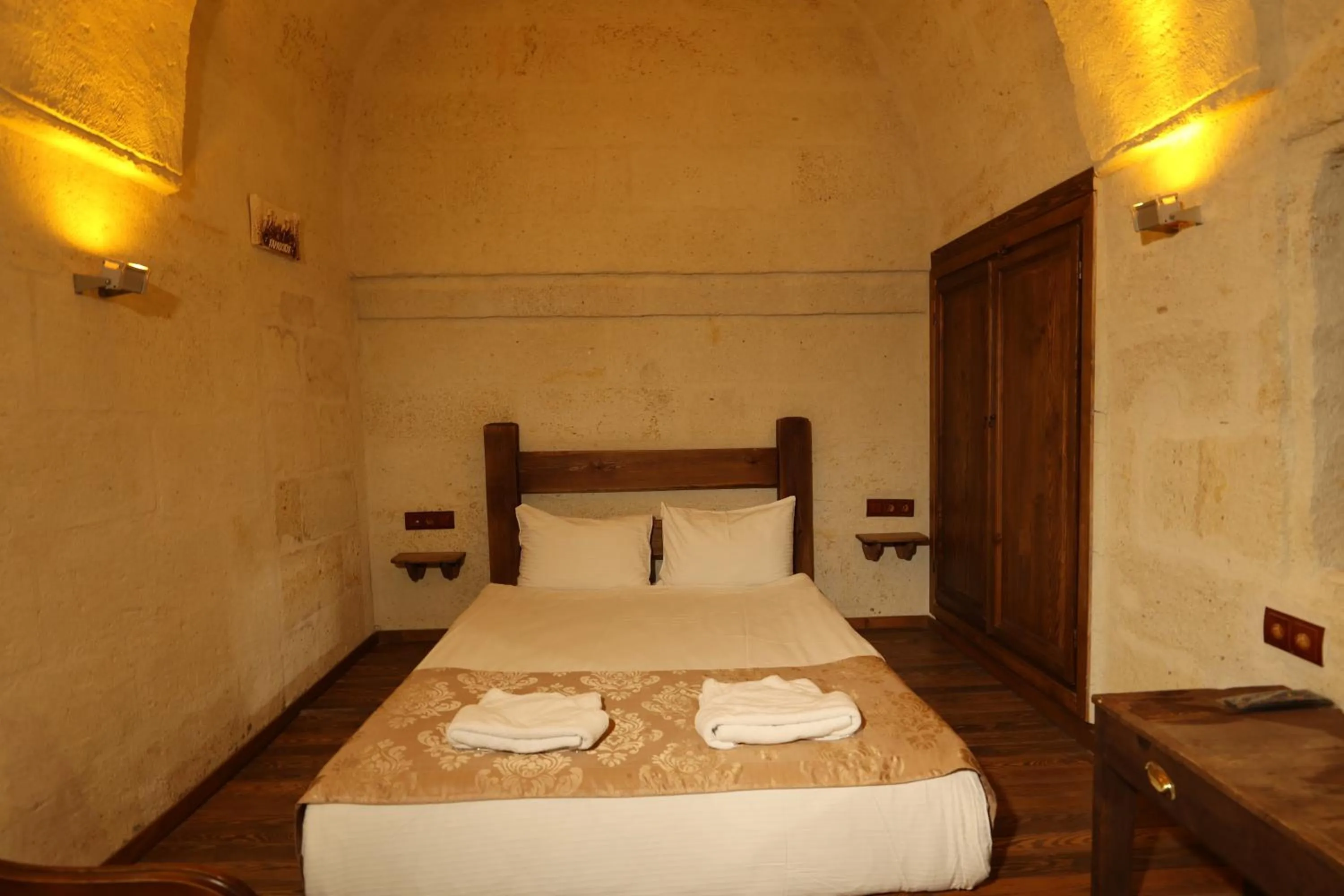 Photo of the whole room, Bed in Cappadocia Balloon House