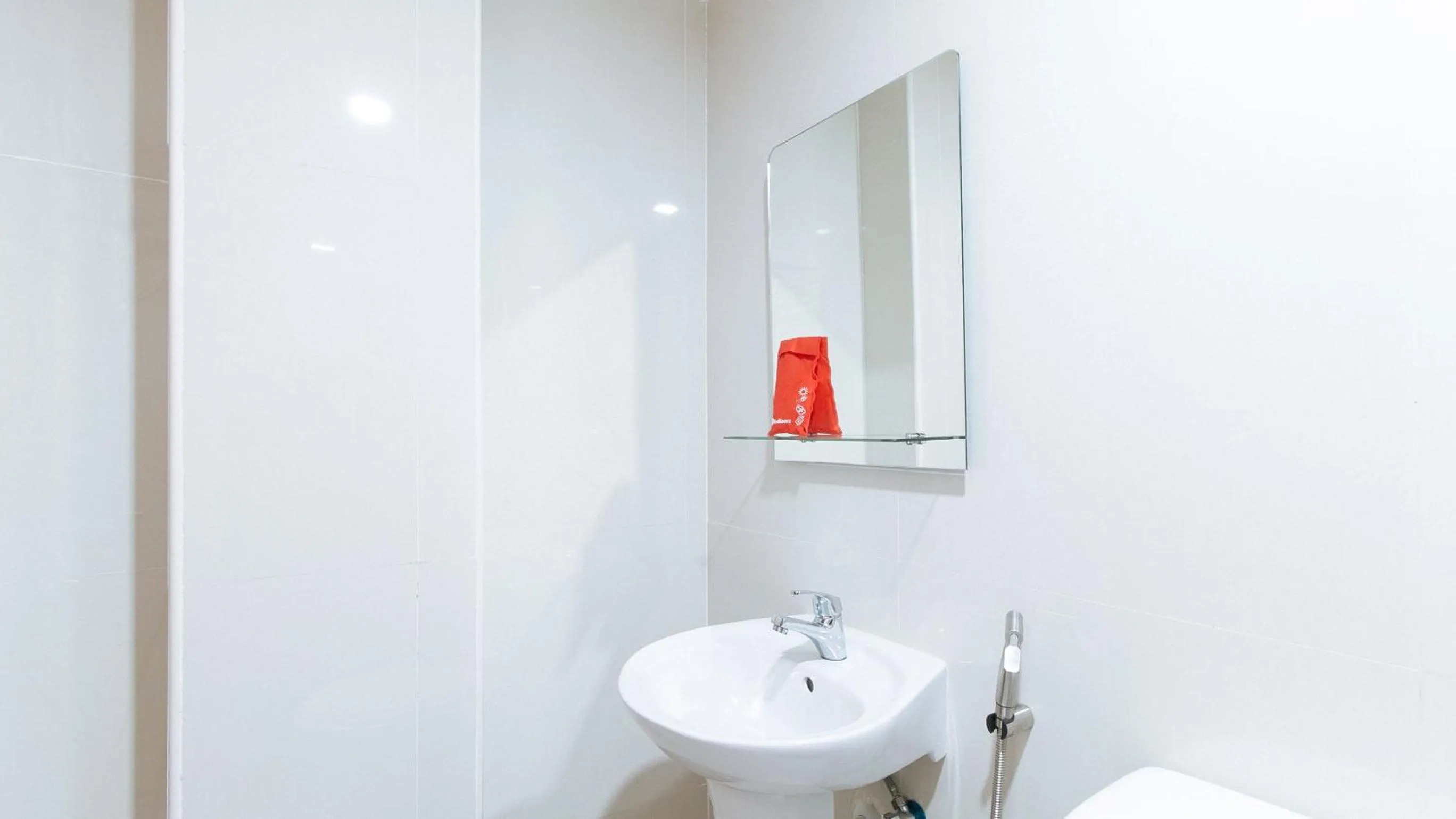 Toilet in RedDoorz near Mercado del Lago