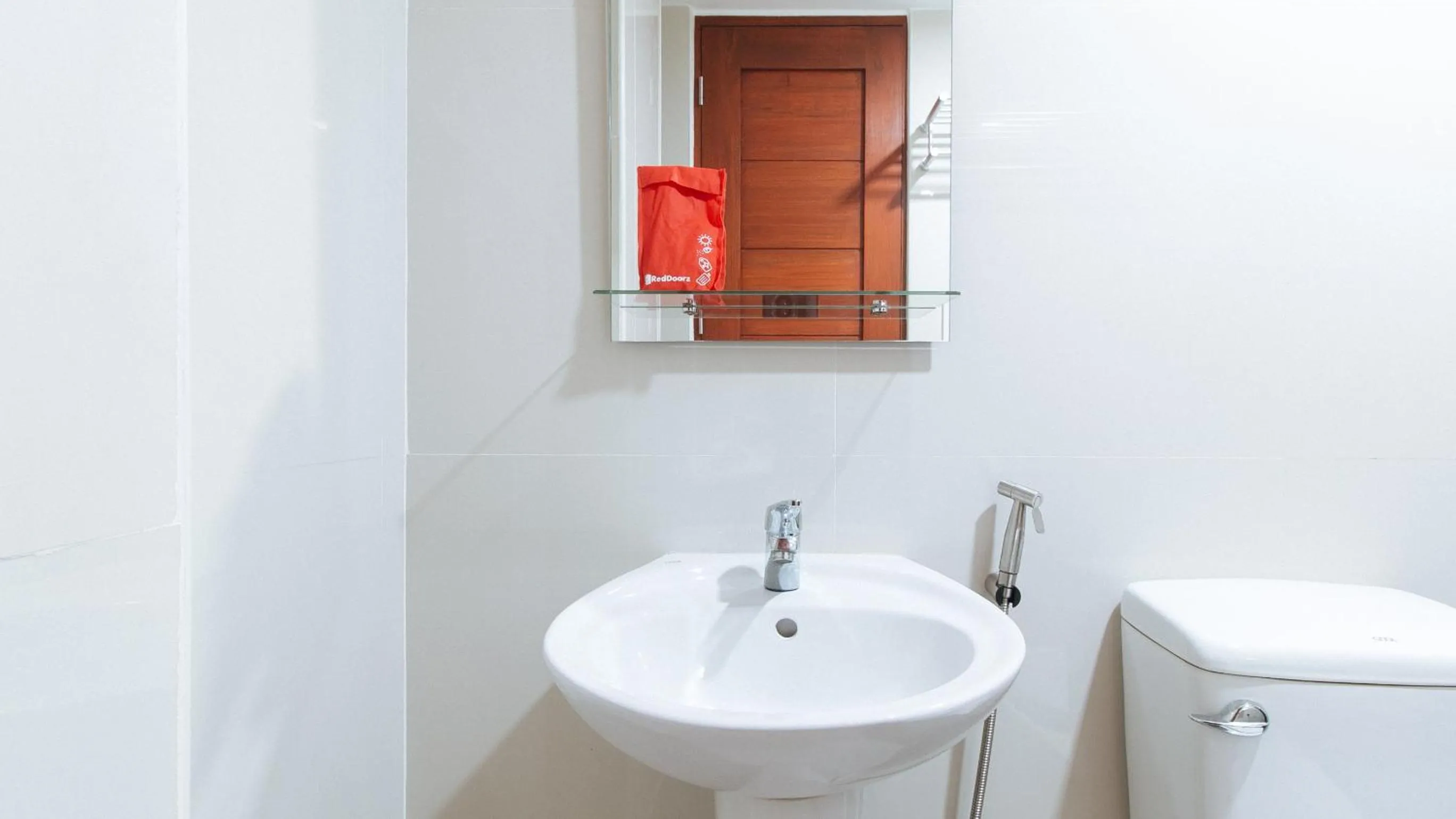 Toilet in RedDoorz near Mercado del Lago