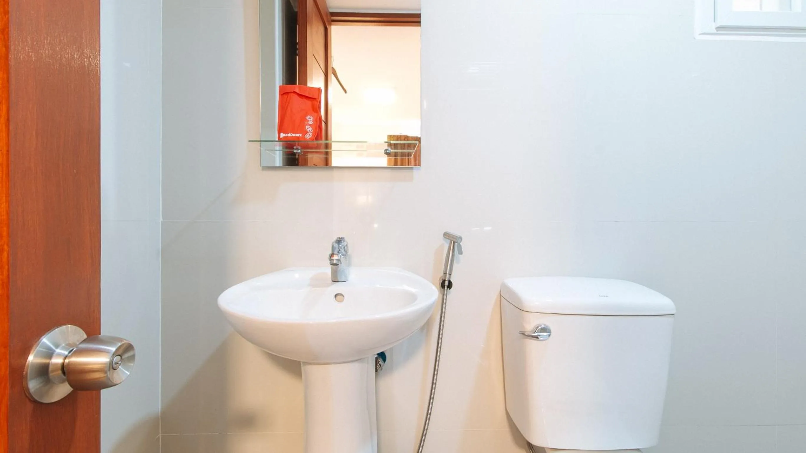 Toilet in RedDoorz near Mercado del Lago