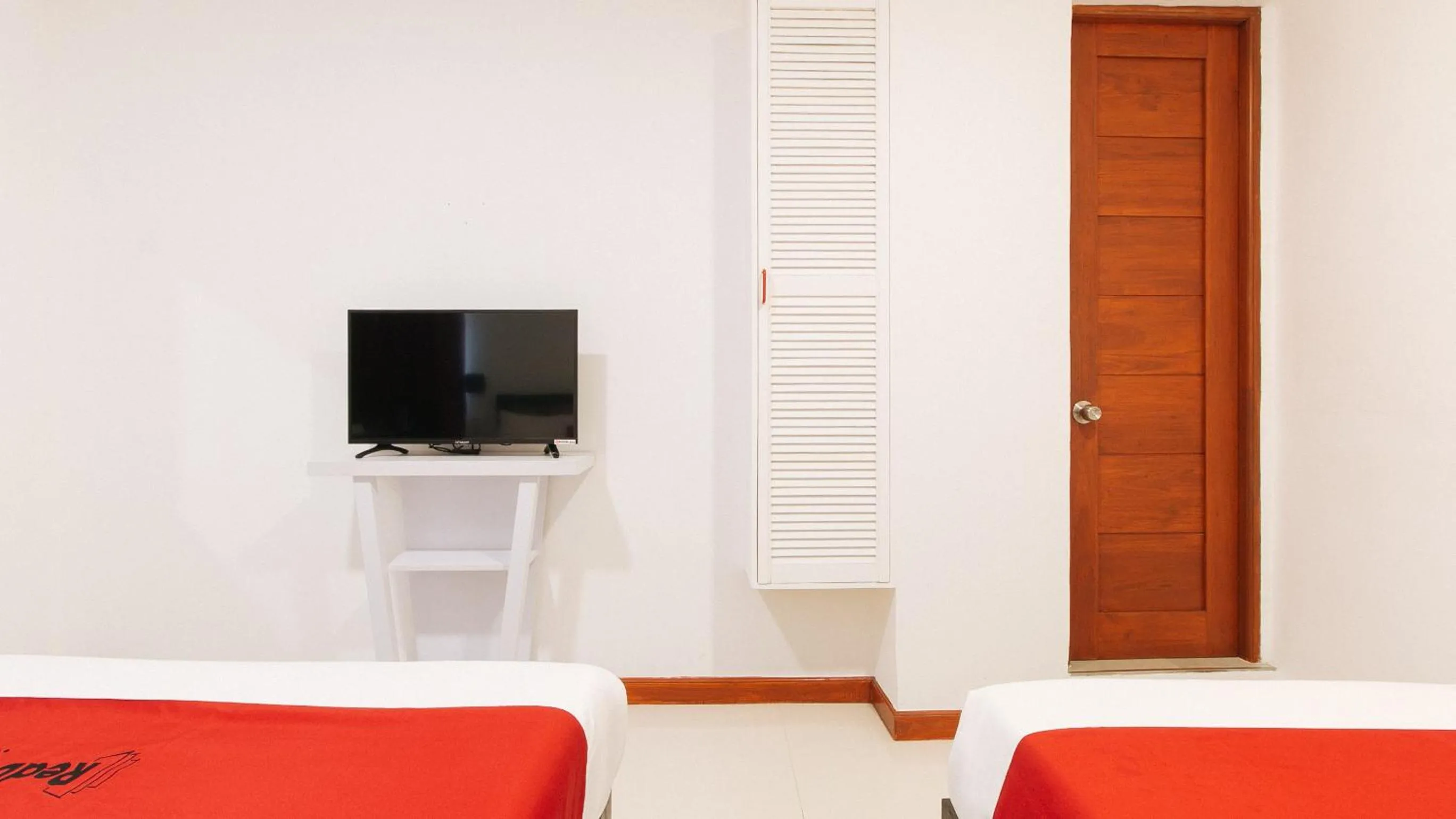 Bed in RedDoorz near Mercado del Lago