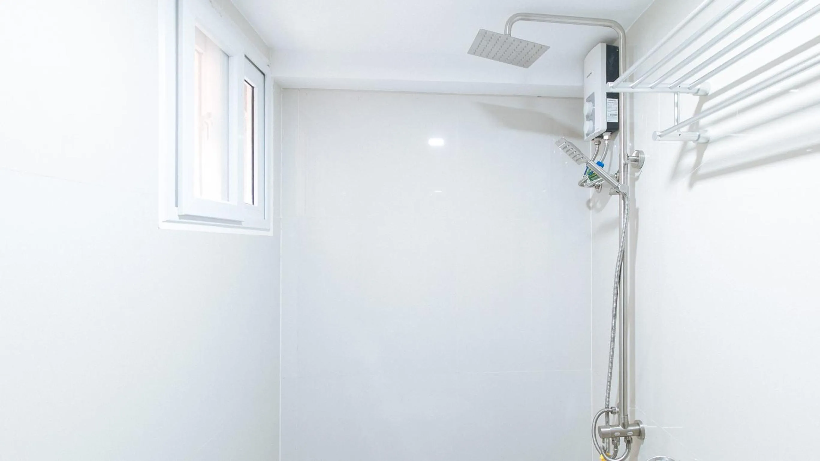 Shower in RedDoorz near Mercado del Lago