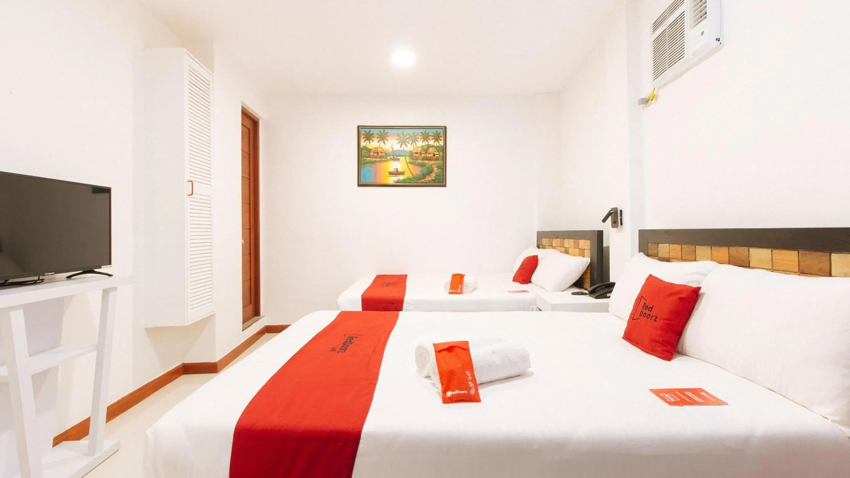 Bed in RedDoorz near Mercado del Lago