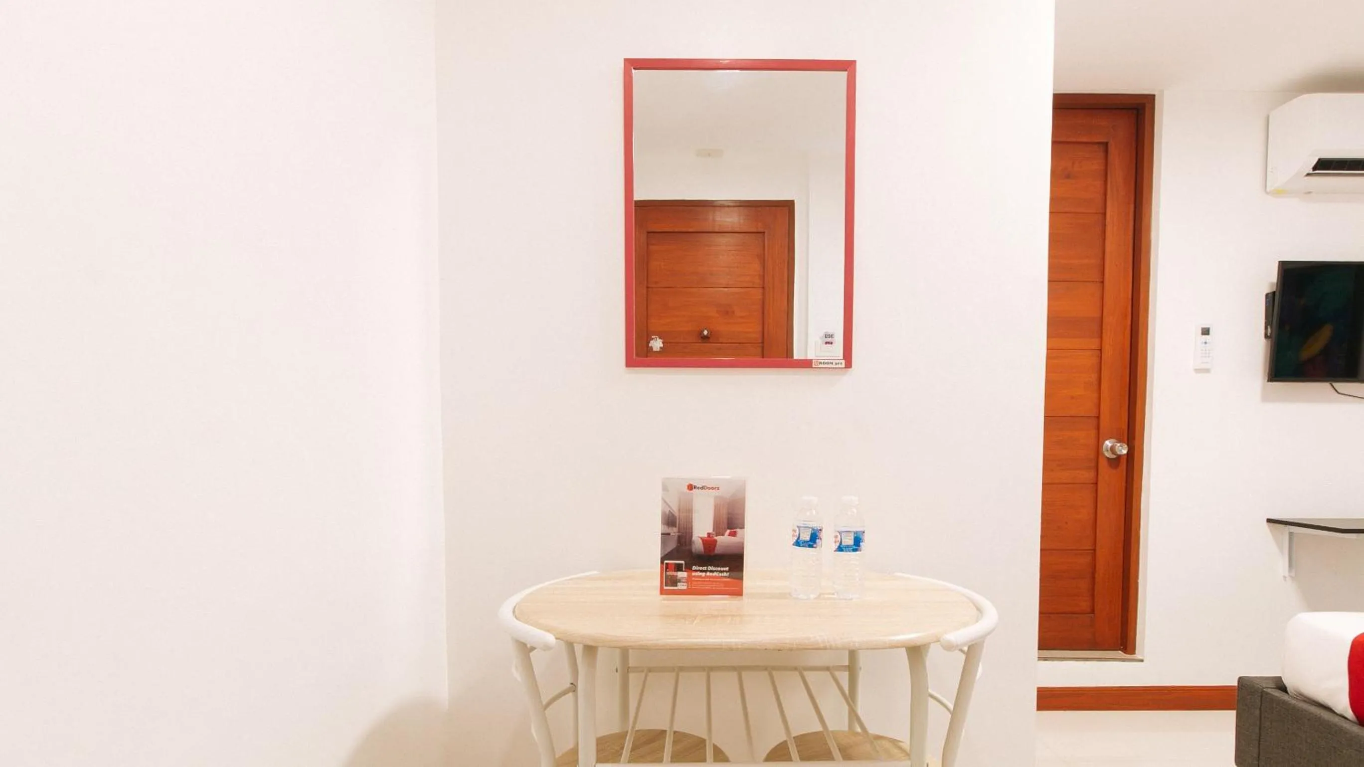 TV and multimedia in RedDoorz near Mercado del Lago