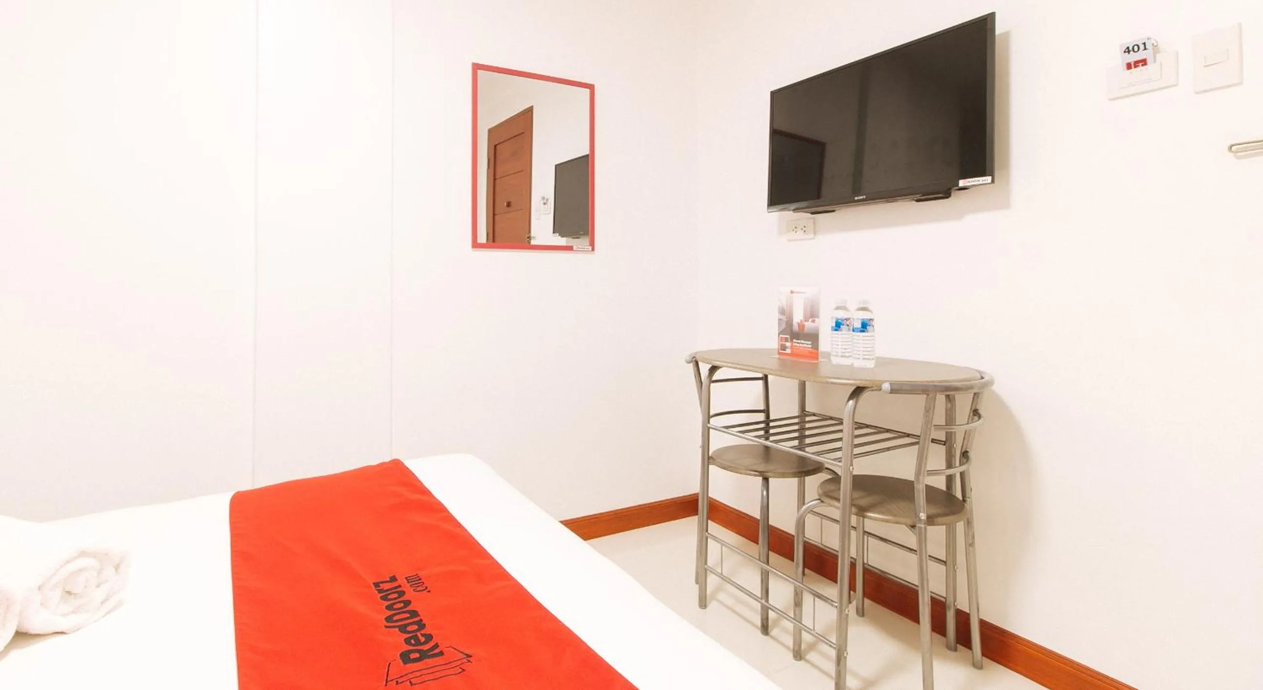 TV and multimedia, Bed in RedDoorz near Mercado del Lago