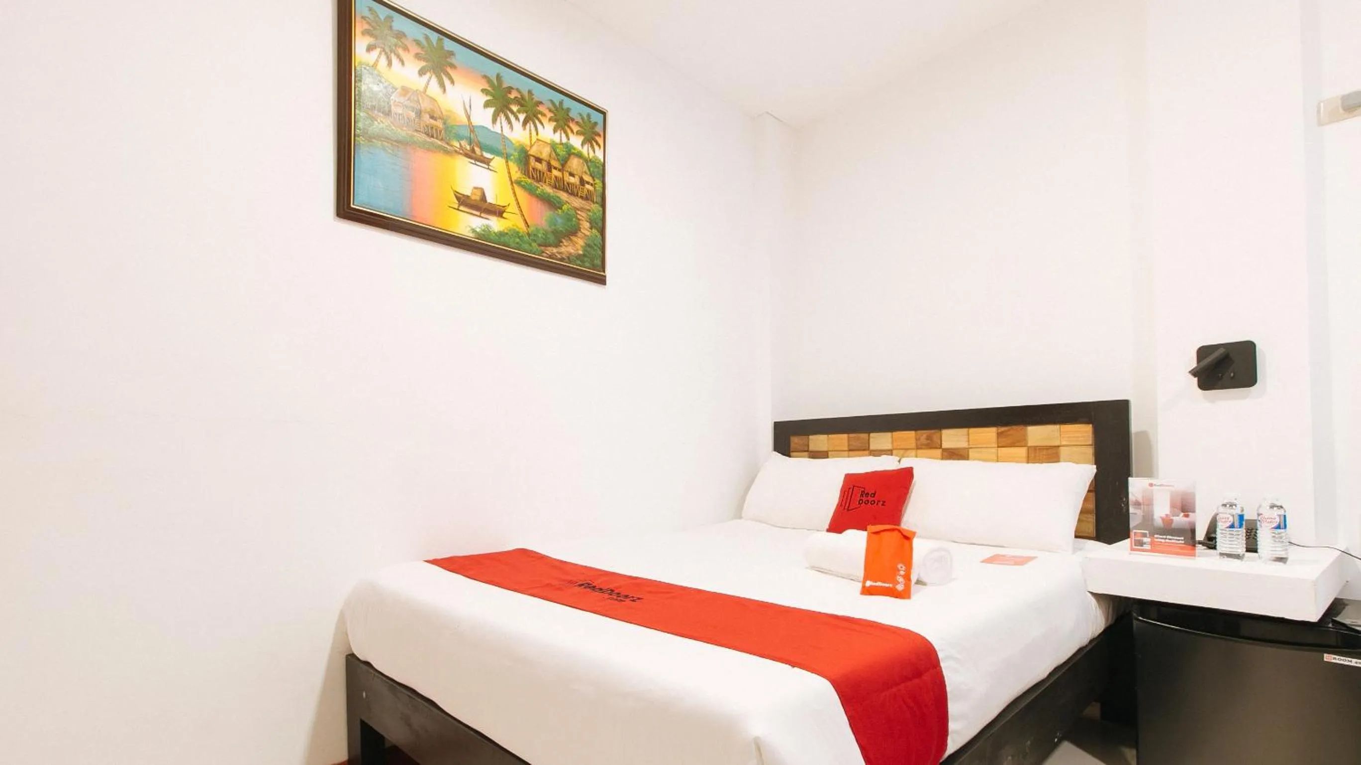 Bed in RedDoorz near Mercado del Lago