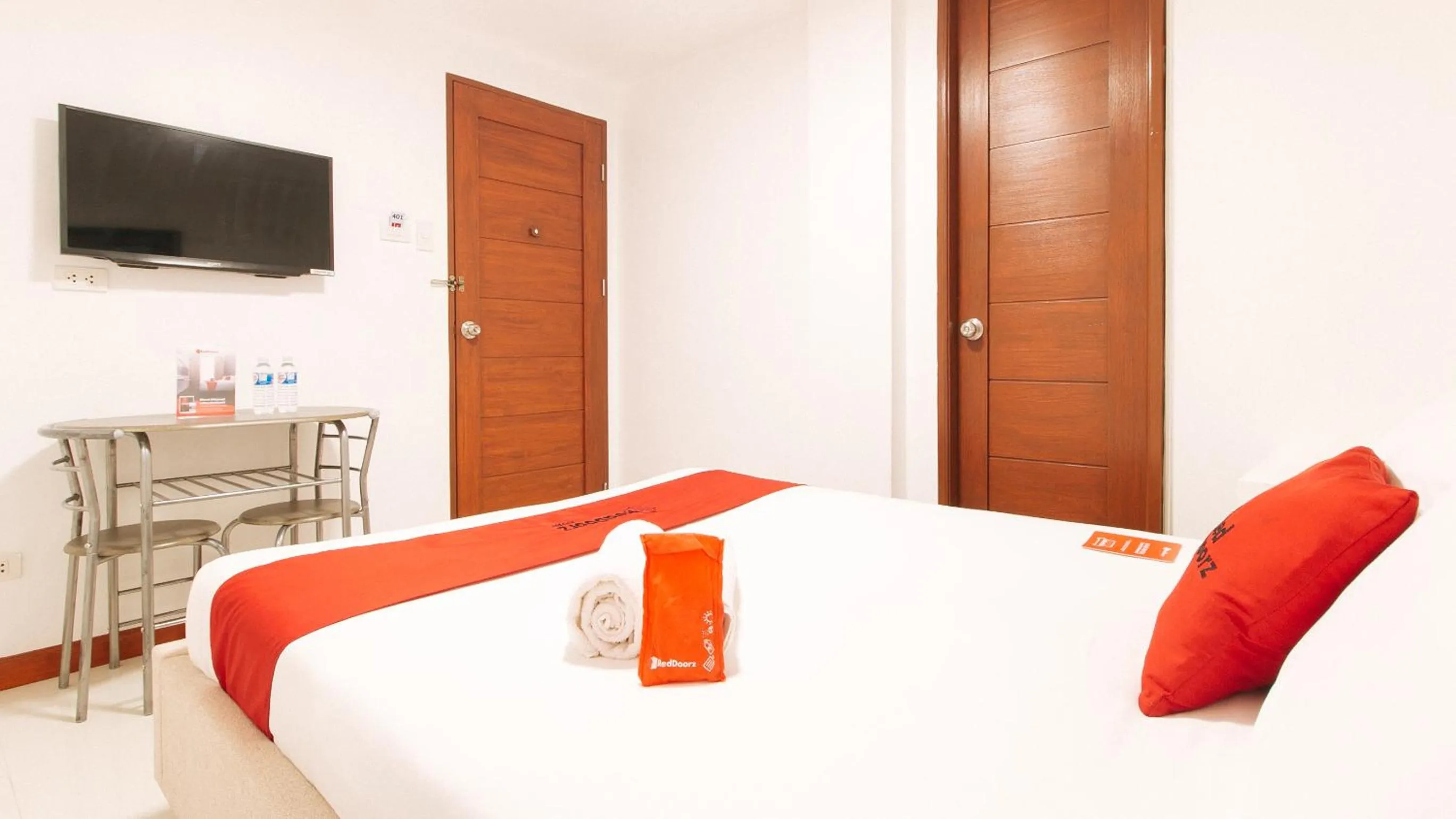 Bed in RedDoorz near Mercado del Lago