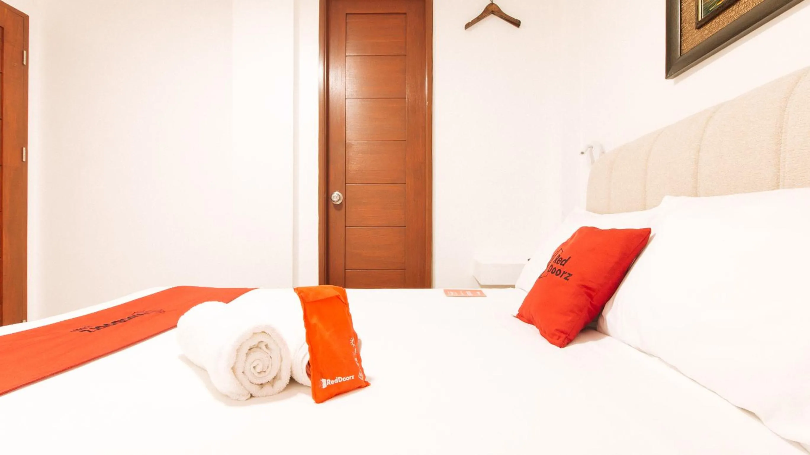 Photo of the whole room, Bed in RedDoorz near Mercado del Lago