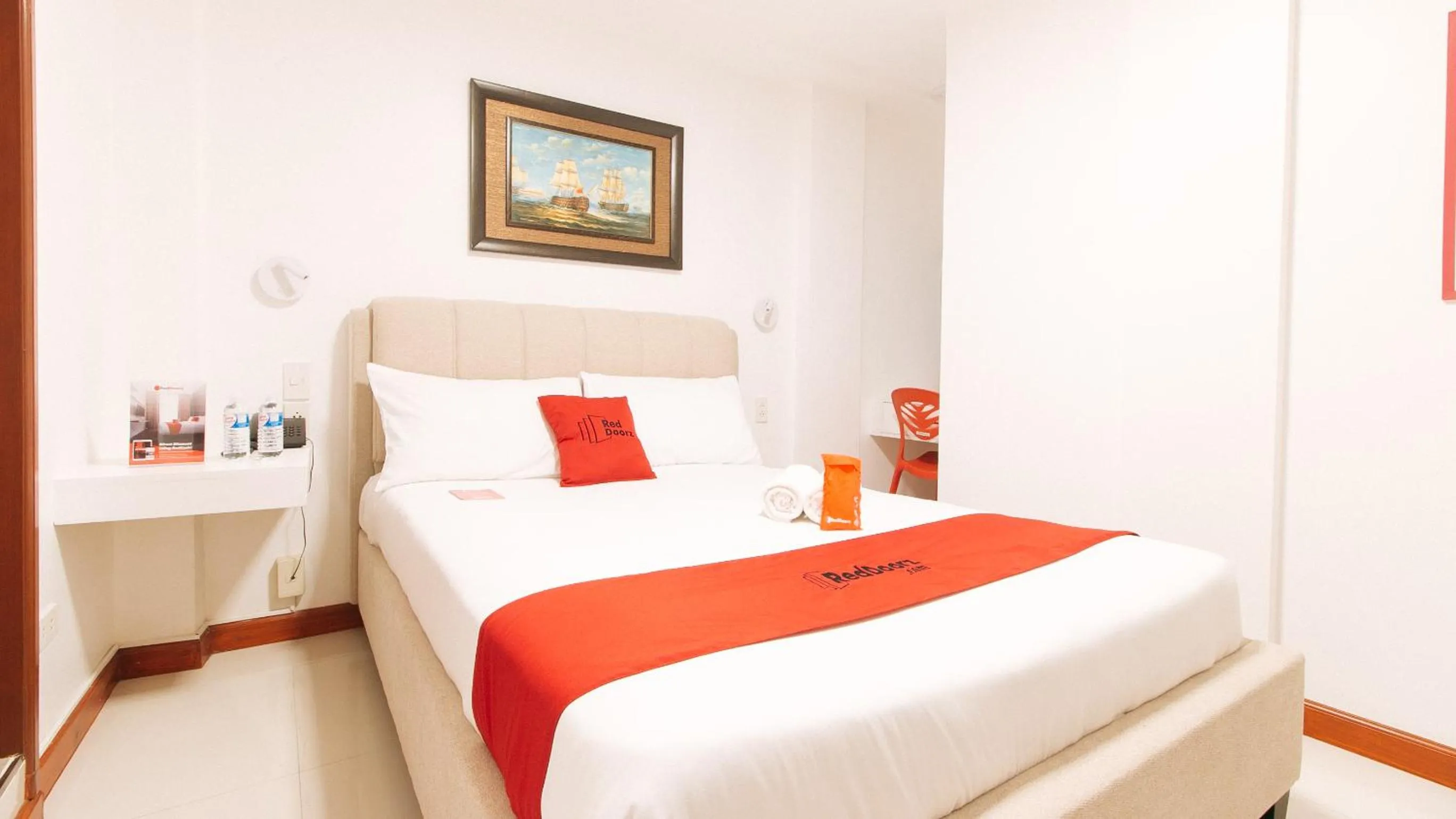 Bed in RedDoorz near Mercado del Lago