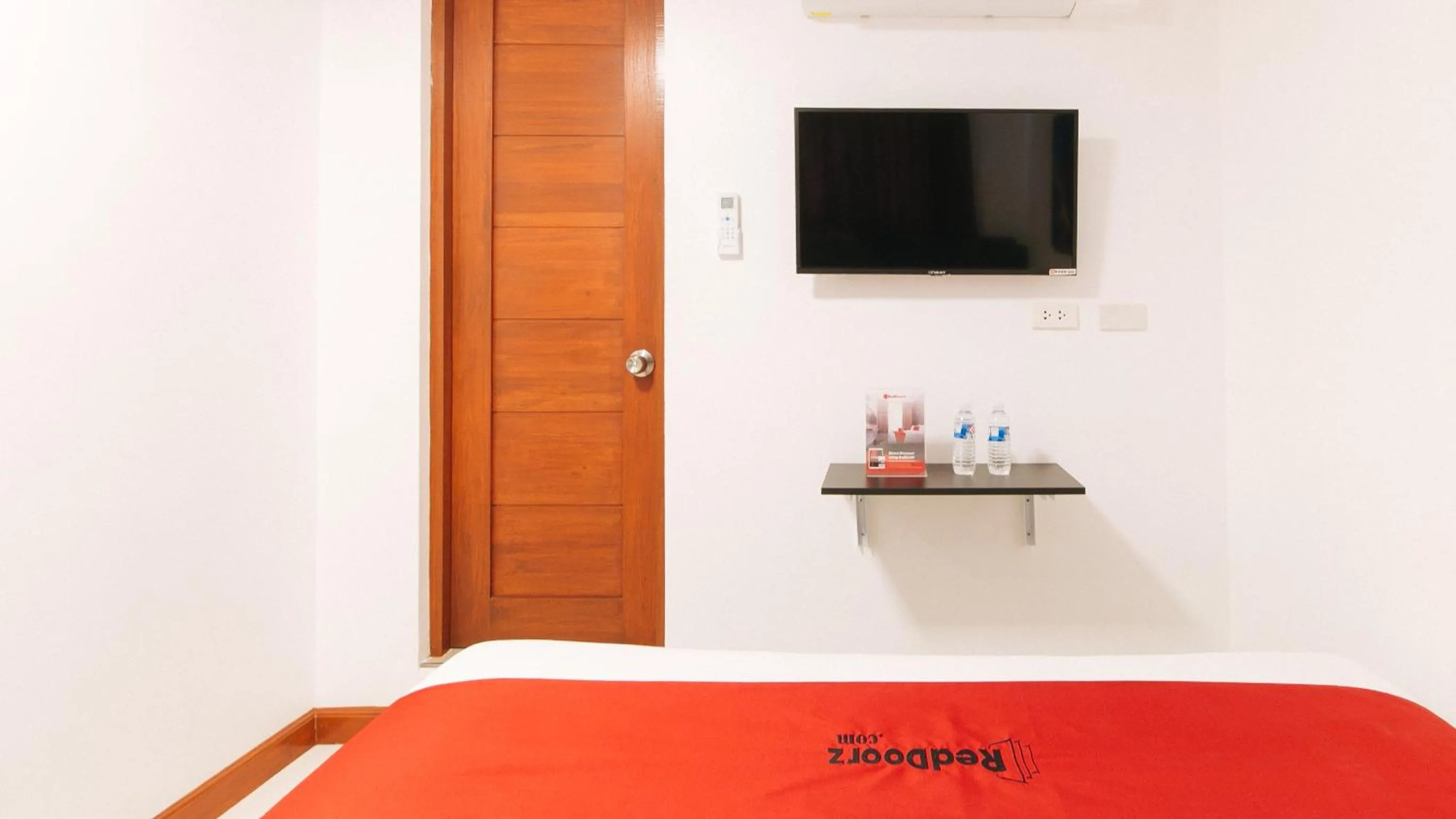 TV and multimedia, Bed in RedDoorz near Mercado del Lago