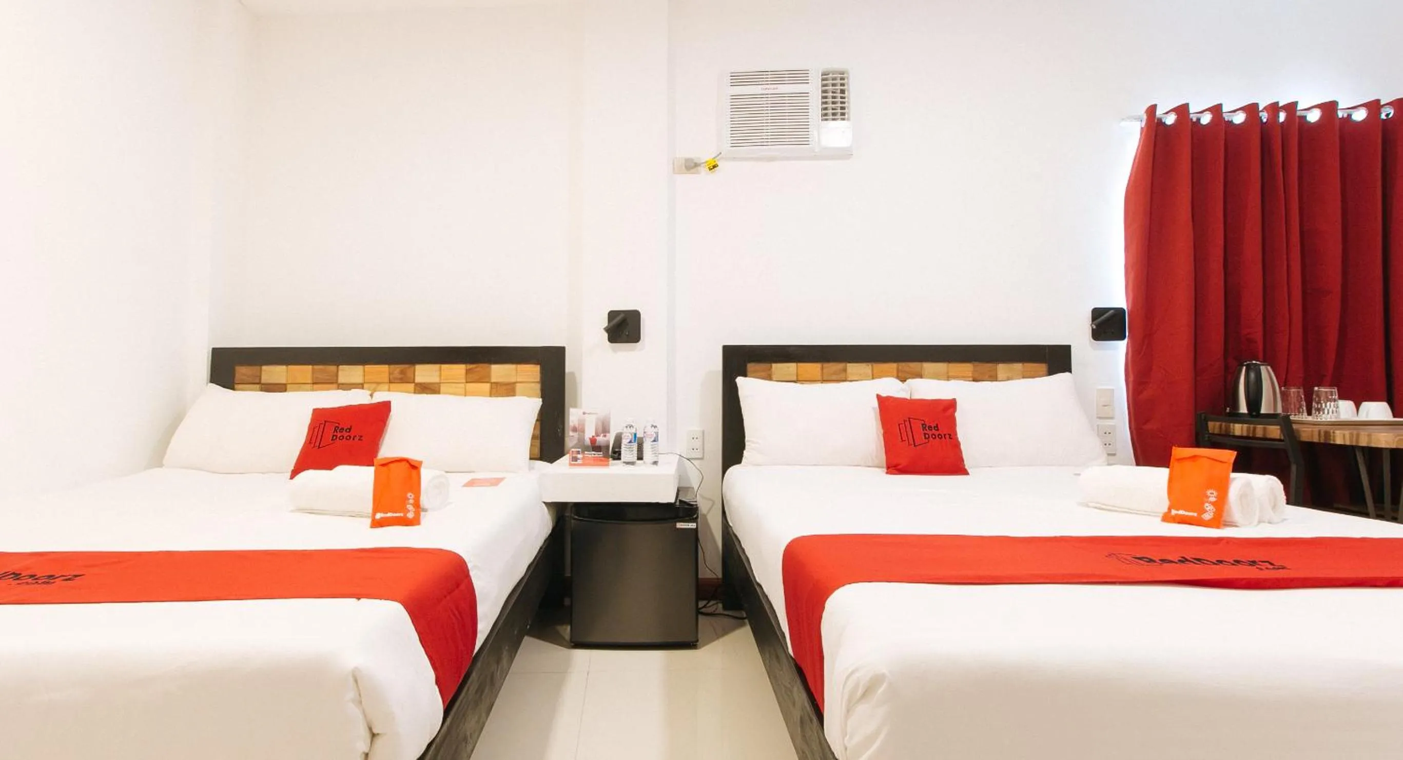 Bed in RedDoorz near Mercado del Lago