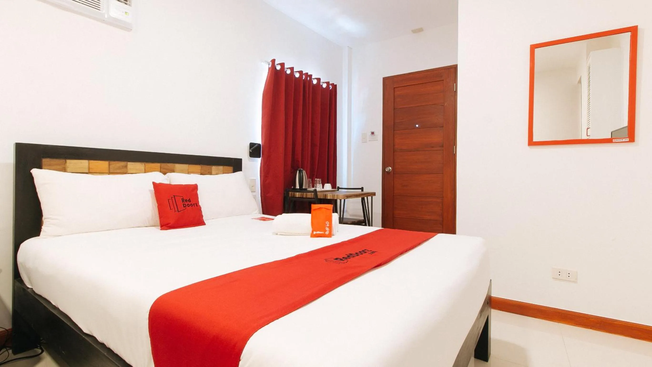 Bed in RedDoorz near Mercado del Lago