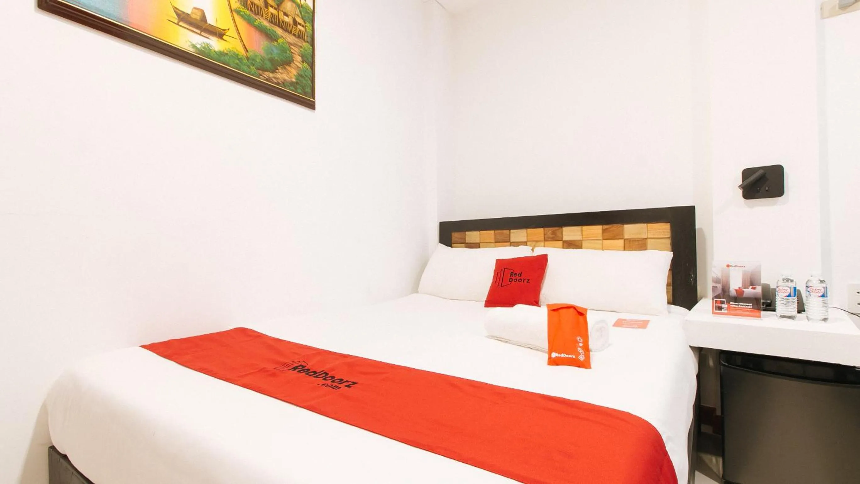 Bed in RedDoorz near Mercado del Lago