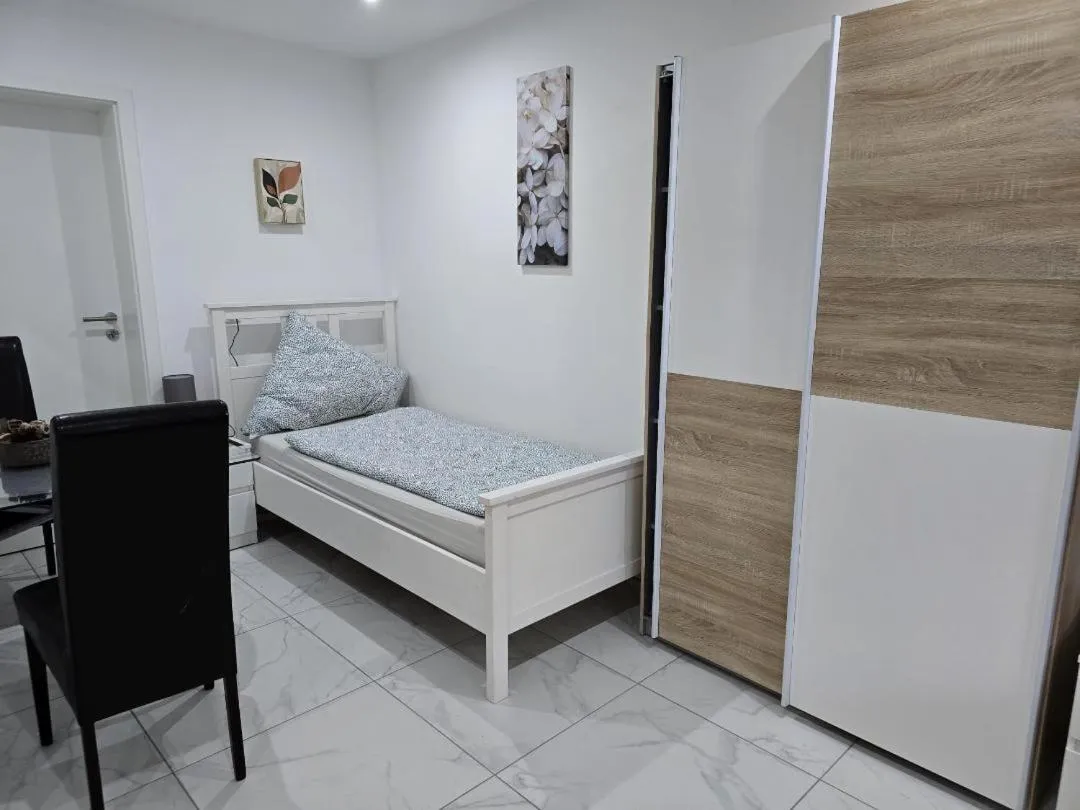 Bed in Balthasar Neumann Speiserei & Gästehaus - Zentrum Brühl -E-Ladestation, nähe Phantasialand