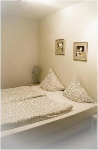 Photo of the whole room, Bed in Balthasar Neumann Speiserei & Gästehaus - Zentrum Brühl -E-Ladestation, nähe Phantasialand