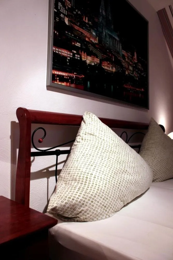 Decorative detail, Bed in Balthasar Neumann Speiserei & Gästehaus - Zentrum Brühl -E-Ladestation, nähe Phantasialand