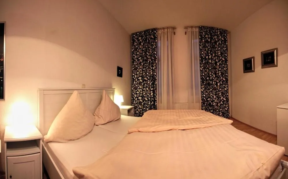 Photo of the whole room, Bed in Balthasar Neumann Speiserei & Gästehaus - Zentrum Brühl -E-Ladestation, nähe Phantasialand