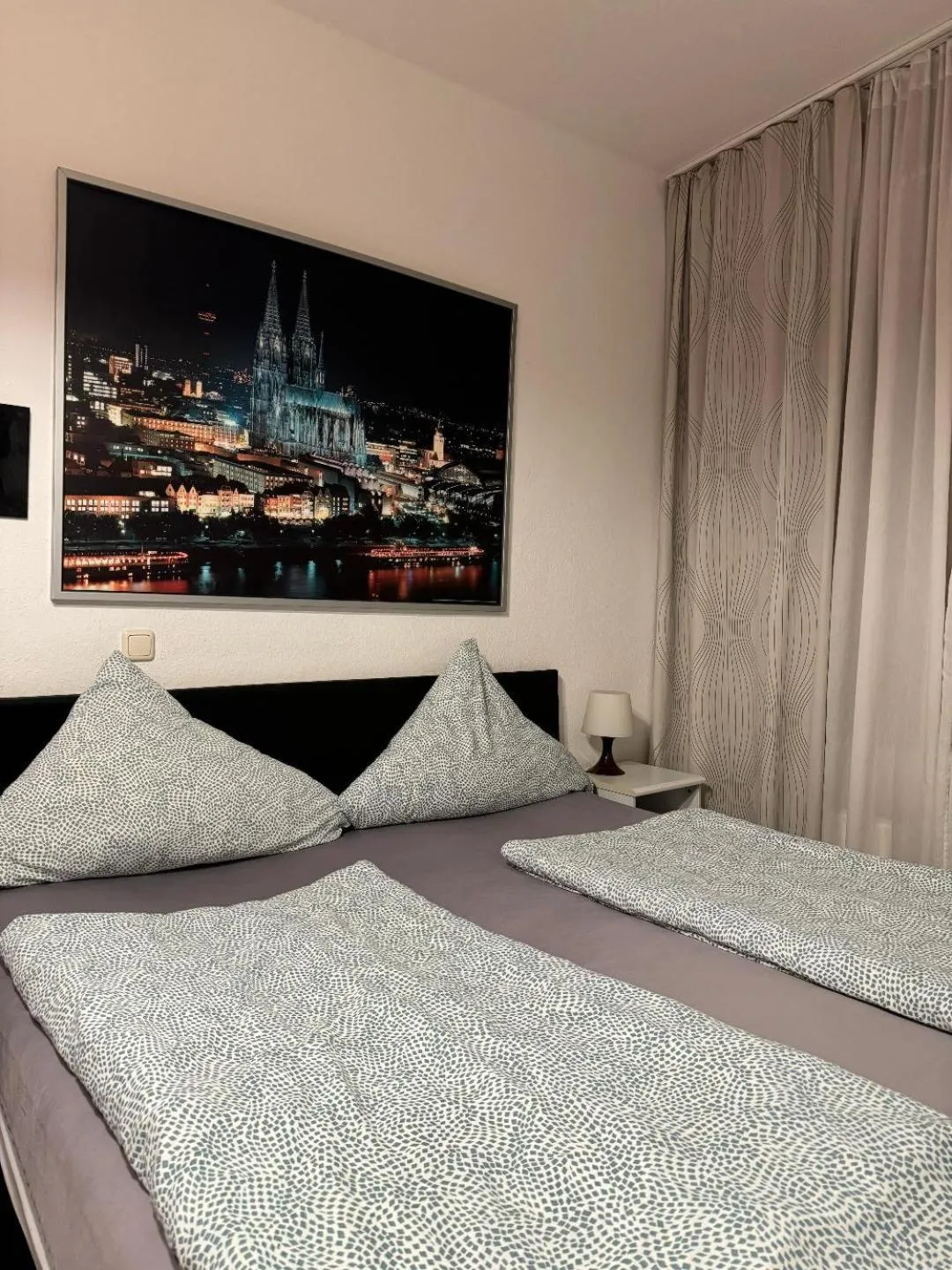 Bed in Balthasar Neumann Speiserei & Gästehaus - Zentrum Brühl -E-Ladestation, nähe Phantasialand