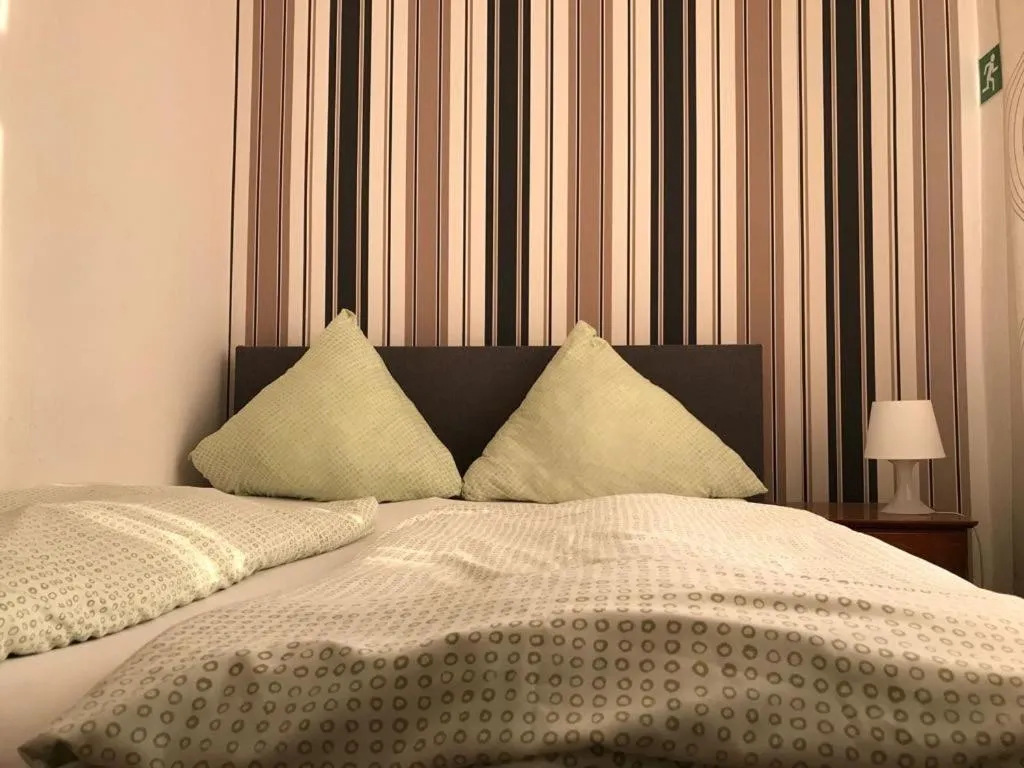 Bed in Balthasar Neumann Speiserei & Gästehaus - Zentrum Brühl -E-Ladestation, nähe Phantasialand