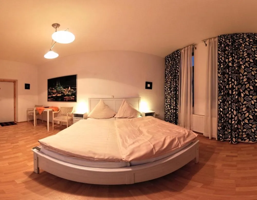 Photo of the whole room, Bed in Balthasar Neumann Speiserei & Gästehaus - Zentrum Brühl -E-Ladestation, nähe Phantasialand