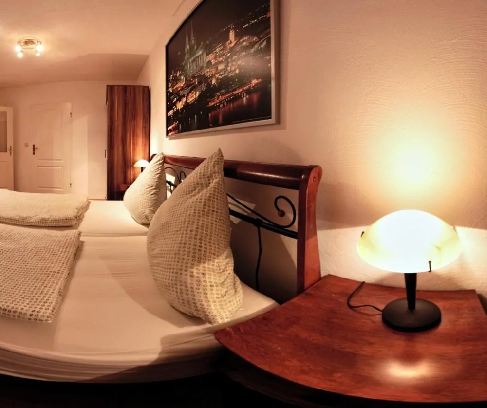 Bed in Balthasar Neumann Speiserei & Gästehaus - Zentrum Brühl -E-Ladestation, nähe Phantasialand