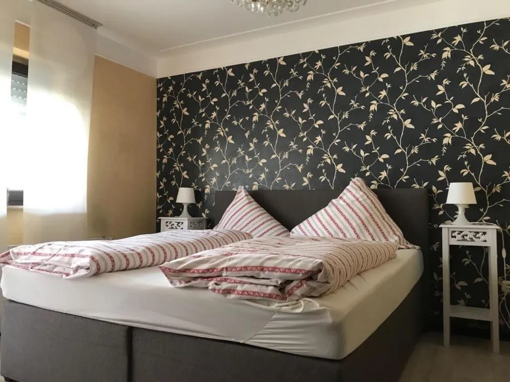 Bed in Balthasar Neumann Speiserei & Gästehaus - Zentrum Brühl -E-Ladestation, nähe Phantasialand