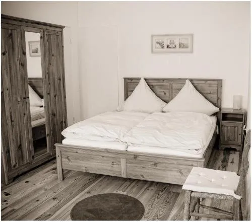 Photo of the whole room, Bed in Balthasar Neumann Speiserei & Gästehaus - Zentrum Brühl -E-Ladestation, nähe Phantasialand