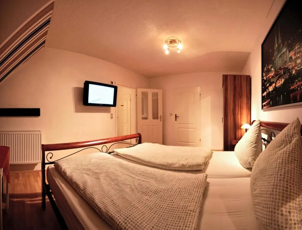 Photo of the whole room, Bed in Balthasar Neumann Speiserei & Gästehaus - Zentrum Brühl -E-Ladestation, nähe Phantasialand