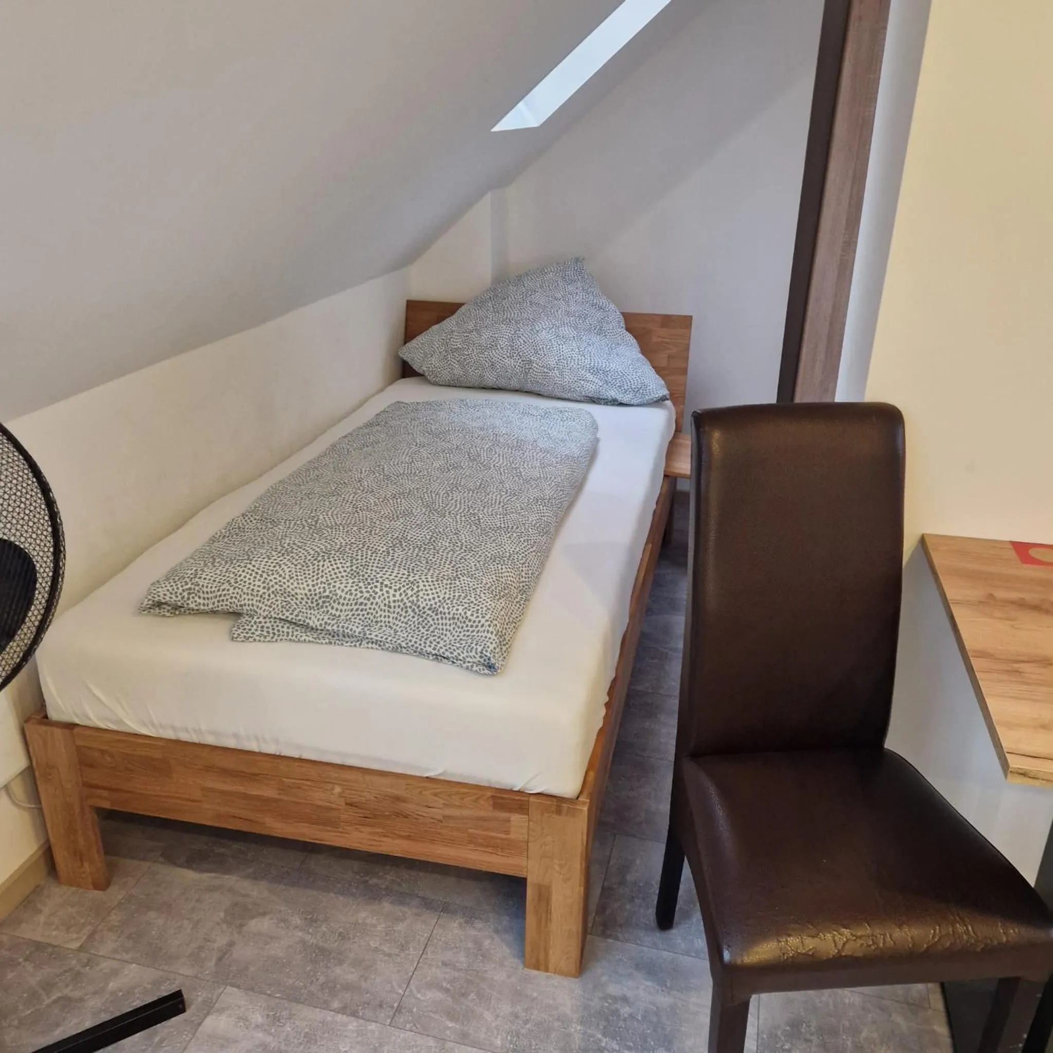 Bed in Balthasar Neumann Speiserei & Gästehaus - Zentrum Brühl -E-Ladestation, nähe Phantasialand