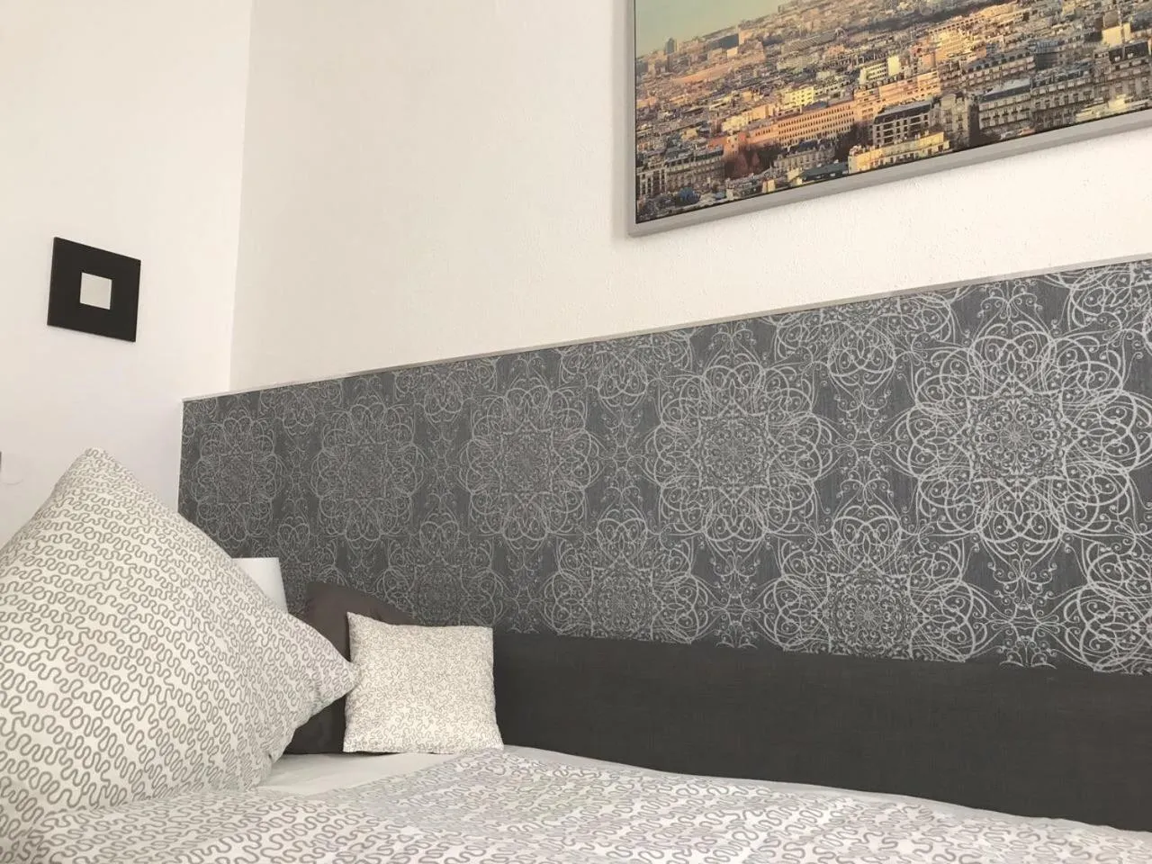 Bed in Balthasar Neumann Speiserei & Gästehaus - Zentrum Brühl -E-Ladestation, nähe Phantasialand