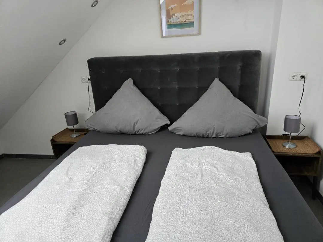 Bed in Balthasar Neumann Speiserei & Gästehaus - Zentrum Brühl -E-Ladestation, nähe Phantasialand