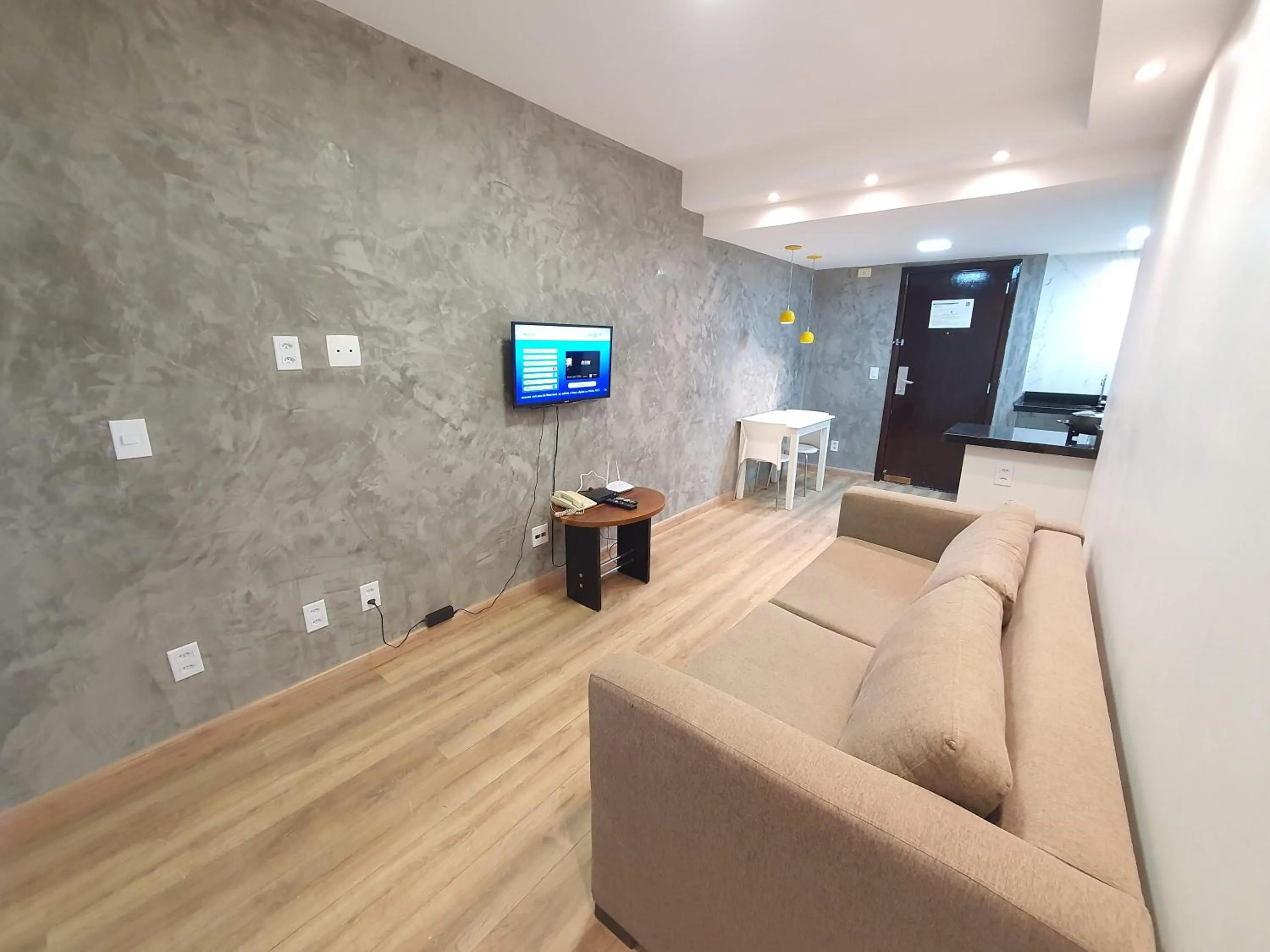 TV and multimedia in Lake Side Beira do Lago - piscina - academia - sauna- By Rei dos Flats