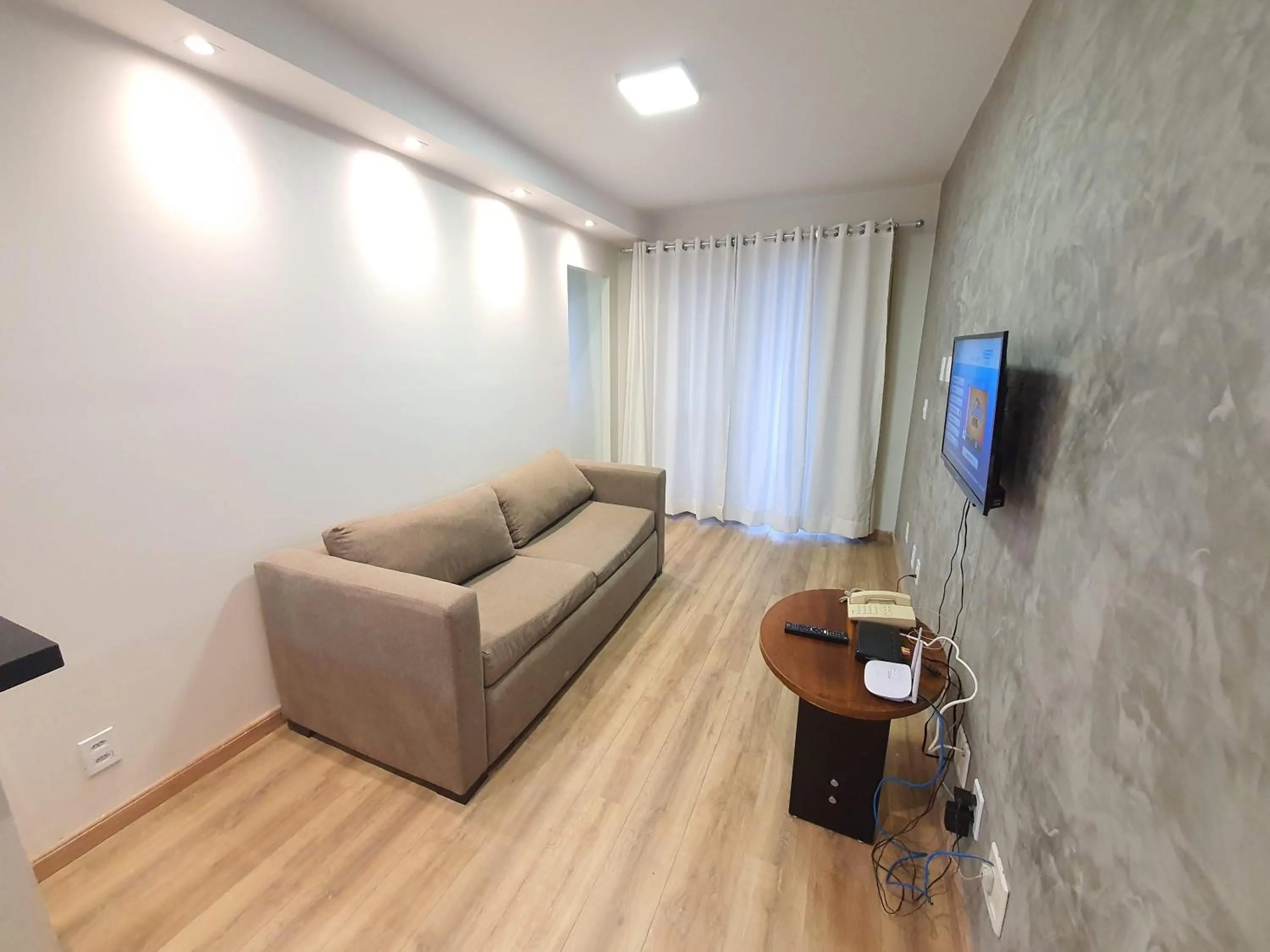 TV and multimedia in Lake Side Beira do Lago - piscina - academia - sauna- By Rei dos Flats