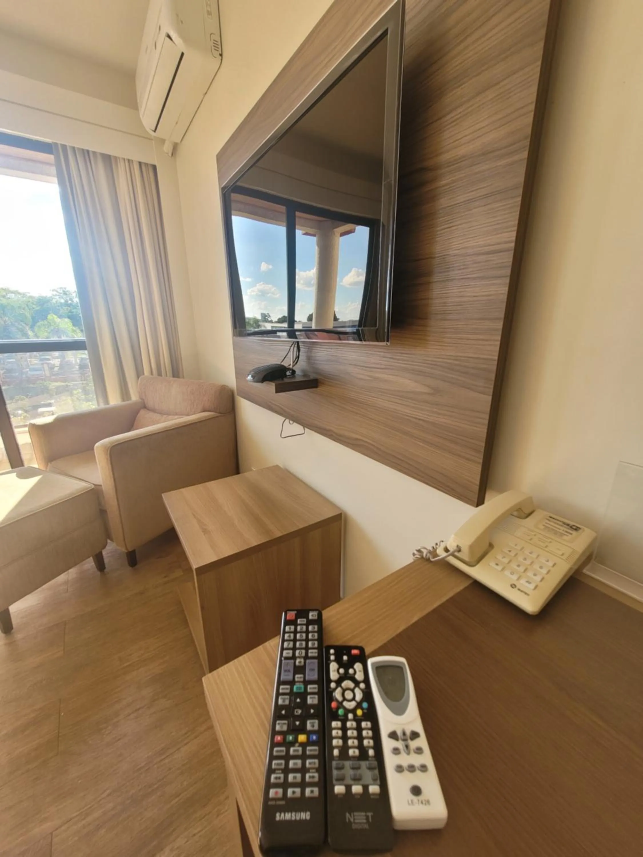 Communal lounge/ TV room in LAKE SIDE - VISTA DO LAGO