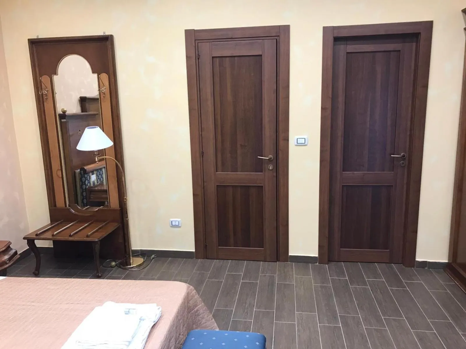 Photo of the whole room, Bed in la casa di romi