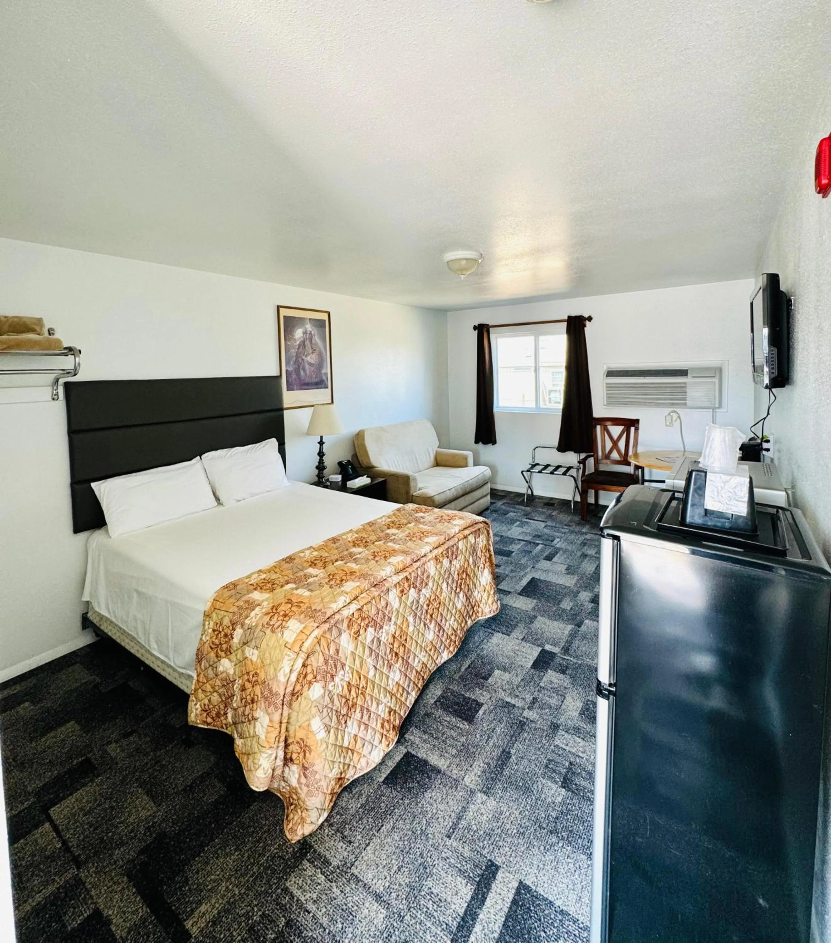 Bedroom, Bed in Americas Best Value Inn