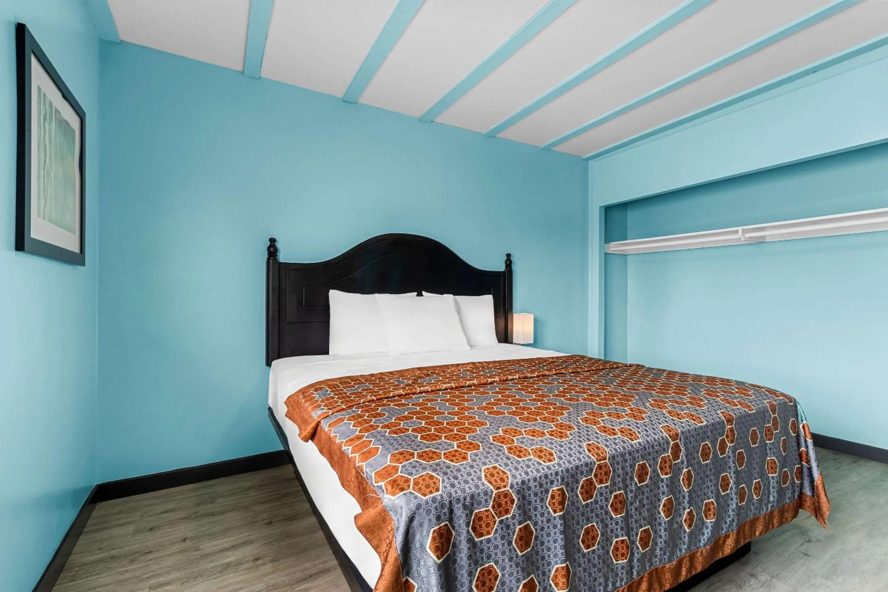 Bedroom in Rodeway Inn & Suites North Hollywood Burbank Airport - Universal Area