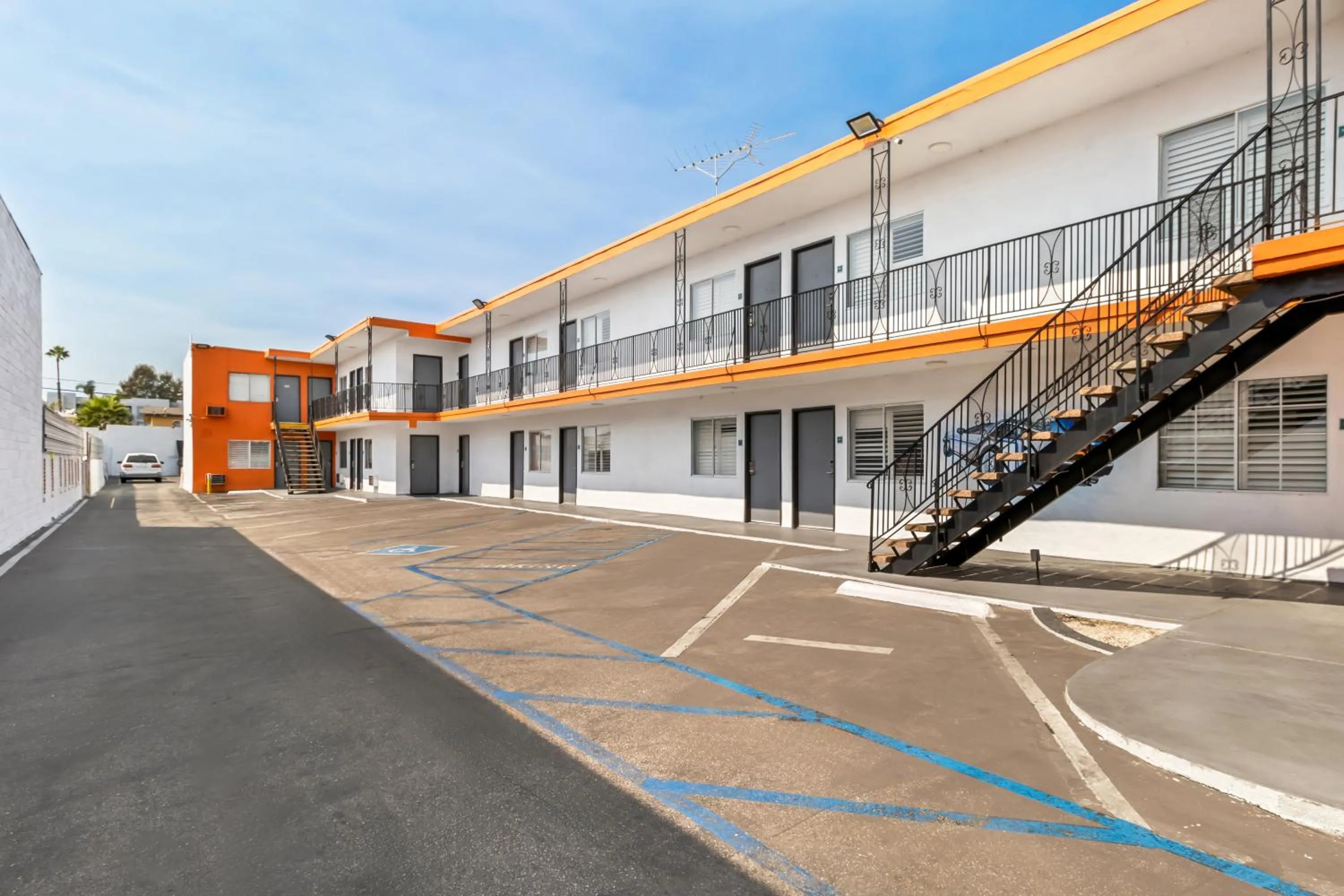 Property building in Rodeway Inn & Suites North Hollywood Burbank Airport - Universal Area