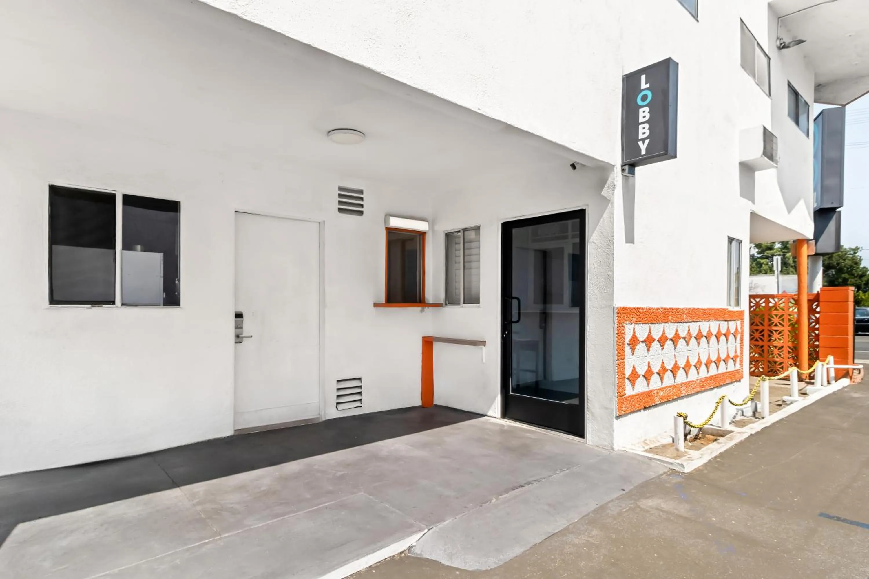 Property building in Rodeway Inn & Suites North Hollywood Burbank Airport - Universal Area