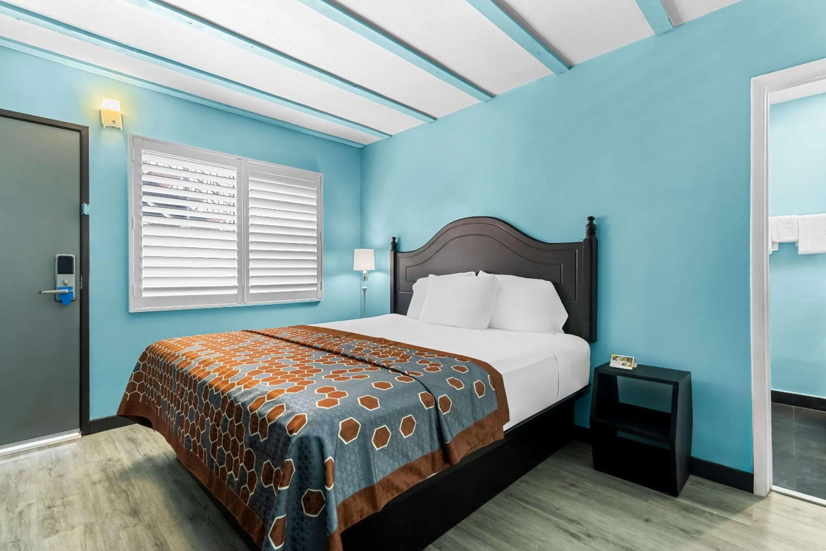 Bedroom in Rodeway Inn & Suites North Hollywood Burbank Airport - Universal Area